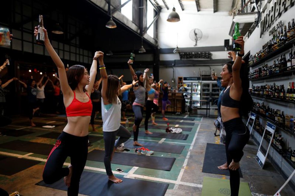 "Lo mismo es cierto para la unión de dos: la cerveza y el yoga", añadió. "Lo mismo es cierto para la unión de dos: la cerveza y el yoga", añadió.