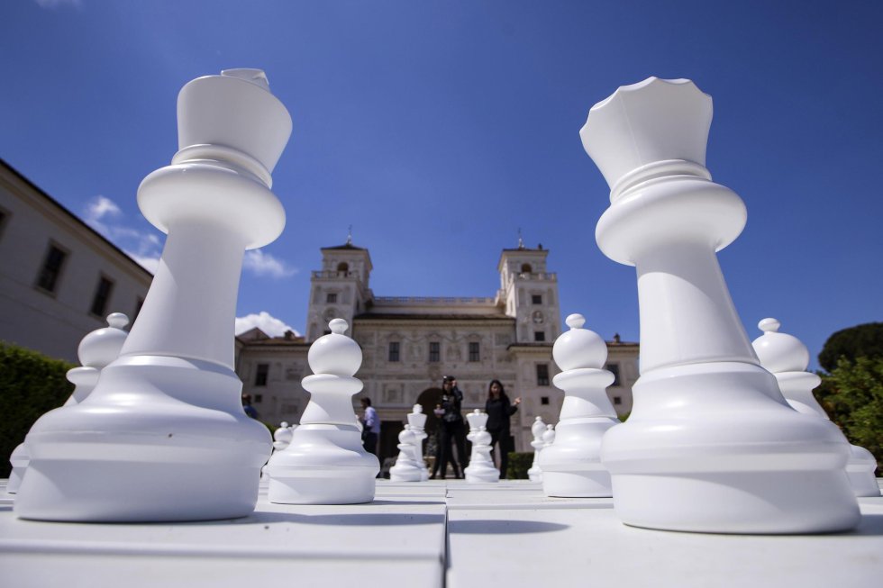 Estas fichas de ajedrez gigantes representan la sabiduría y el conocimiento. Al igual que en una partida, la astucia juega un papel clave para resolver los problemas que se presentan en el camino. Estas fichas de ajedrez gigantes representan la sabiduría y el conocimiento. Al igual que en una partida, la astucia juega un papel clave para resolver los problemas que se presentan en el camino.