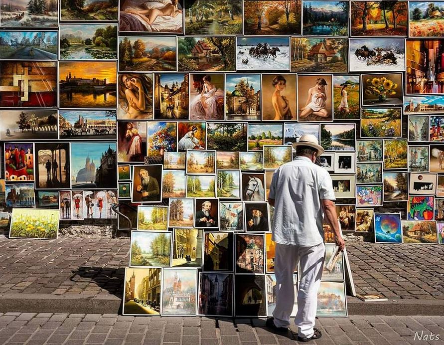 Esta foto de un vendedor de lienzos en las calles de Cracovia, Polonia nos llegó a través de Instagram. La sacó Nats Urdaneta (@natsurdaneta) quien nos la envía desde Barcelona. Esta foto de un vendedor de lienzos en las calles de Cracovia, Polonia nos llegó a través de Instagram. La sacó Nats Urdaneta (@natsurdaneta) quien nos la envía desde Barcelona.