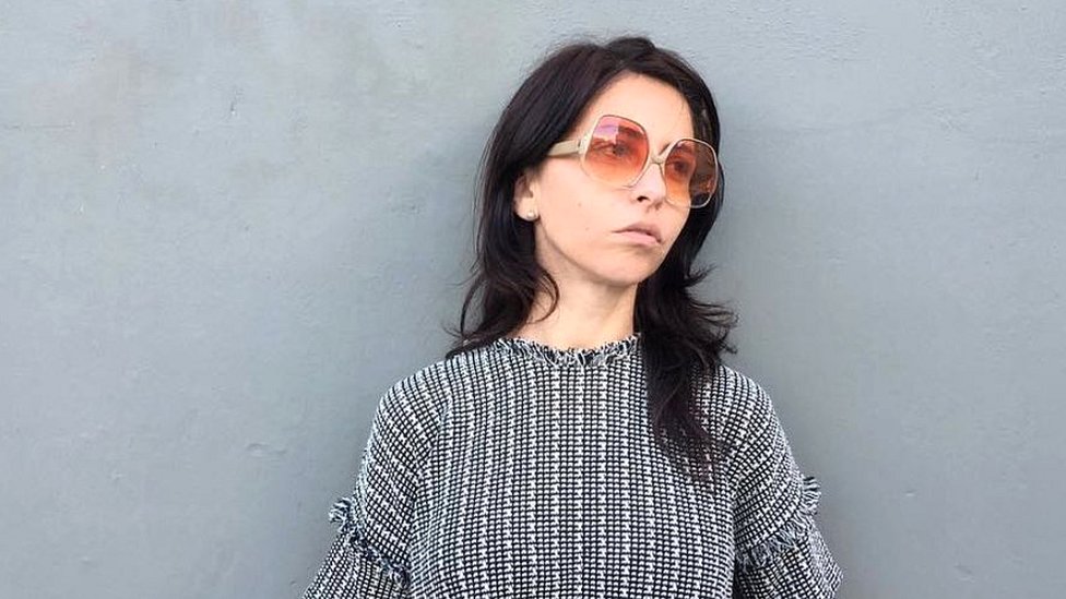 Lola Copacabana, argentina. Es escritora, traductora (inglés/español rioplatense) y codirige la editorial Momofuku. Licenciada en psicología, empezará a cursar este año el MFA en Escritura Creativa en la Universidad de Iowa. En 2006 publicó "Buena leche - Diarios de una joven (no tan) formal" (Editorial Sudamericana), un primer volumen de memorias que recopila historias escritas entre sus 19 y 23 años. En 2013 hizo la antología y tradujo al español rioplatense "Alt lit - literatura norteamericana actual" (Interzona), junto a Hernán Vanoli: una selección de jóvenes narradores estadounidenses. Lola Copacabana, argentina. Es escritora, traductora (inglés/español rioplatense) y codirige la editorial Momofuku. Licenciada en psicología, empezará a cursar este año el MFA en Escritura Creativa en la Universidad de Iowa. En 2006 publicó "Buena leche - Diarios de una joven (no tan) formal" (Editorial Sudamericana), un primer volumen de memorias que recopila historias escritas entre sus 19 y 23 años. En 2013 hizo la antología y tradujo al español rioplatense "Alt lit - literatura norteamericana actual" (Interzona), junto a Hernán Vanoli: una selección de jóvenes narradores estadounidenses.