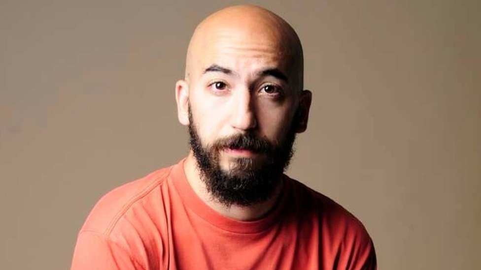 Diego Erlan, argentino. Desde los años 90 vive en Buenos Aires, donde estudió Comunicación Social e Historia del Arte. Durante 14 años escribió sobre arte, literatura y cine en el diario Clarín, donde llegó a ser editor de la sección Literatura y Libros de la revista Ñ. Además ha sido profesor universitario, guionista de televisión y crítico cultural para medios nacionales y extranjeros. En 2009 coordinó el ciclo de discusión estética "Manifiesto" mientras terminaba de escribir "El amor nos destrozará" (Tusquets, 2012), su primera novela. En 2013 fue finalista del Premio Gabriel García Márquez de Periodismo por su reportaje "La larga risa de todos estos años". En 2016, publicó su segunda novela, titulada "La disolución" (Tusquets). Ese mismo año recibió la Beca del Fondo Nacional de las Artes para escribir la biografía del escritor argentino Rodolfo Enrique Fogwill, proyecto en el que está embarcado desde hace cinco años Diego Erlan, argentino. Desde los años 90 vive en Buenos Aires, donde estudió Comunicación Social e Historia del Arte. Durante 14 años escribió sobre arte, literatura y cine en el diario Clarín, donde llegó a ser editor de la sección Literatura y Libros de la revista Ñ. Además ha sido profesor universitario, guionista de televisión y crítico cultural para medios nacionales y extranjeros. En 2009 coordinó el ciclo de discusión estética "Manifiesto" mientras terminaba de escribir "El amor nos destrozará" (Tusquets, 2012), su primera novela. En 2013 fue finalista del Premio Gabriel García Márquez de Periodismo por su reportaje "La larga risa de todos estos años". En 2016, publicó su segunda novela, titulada "La disolución" (Tusquets). Ese mismo año recibió la Beca del Fondo Nacional de las Artes para escribir la biografía del escritor argentino Rodolfo Enrique Fogwill, proyecto en el que está embarcado desde hace cinco años