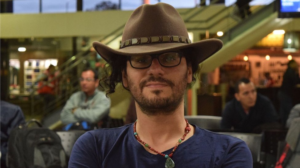 Daniel Ferreira, colombiano. Escritor y bloguero, autor de "La balada de los bandoleros baladíes" (Premio Latinoamericano de Novela Sergio Galindo, 2010), "Viaje al interior de una gota de sangre" (Premio Latinoamericano de Novela Alba Narrativa, 2011). Con "Rebelión de los oficios inútiles" obtuvo el Premio Clarín de Novela en Argentina. Los tres volúmenes pertenecen a la "Pentalogía de Colombia". Daniel Ferreira, colombiano. Escritor y bloguero, autor de "La balada de los bandoleros baladíes" (Premio Latinoamericano de Novela Sergio Galindo, 2010), "Viaje al interior de una gota de sangre" (Premio Latinoamericano de Novela Alba Narrativa, 2011). Con "Rebelión de los oficios inútiles" obtuvo el Premio Clarín de Novela en Argentina. Los tres volúmenes pertenecen a la "Pentalogía de Colombia".