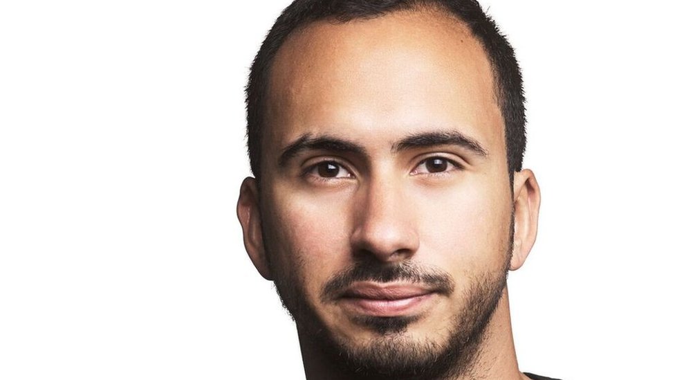 Carlos Fonseca Suárez nació en San José, Costa Rica, en 1987, de padre costarricense y madre puertorriqueña. A los 7 años se mudó a Puerto Rico. Obtuvo su licenciatura en Literatura Comparada por la Universidad de Stanford. Luego completó un doctorado en literatura latinoamericana en la Universidad de Princeton. En 2015, la editorial Anagrama publicó su primera novela, "Coronel Lágrimas", que, partiendo de la biografía del matemático Alexandre Grothendiek, esboza en clave tragicómica el último día en la vida de un personaje borgeano que dedica sus días a escribir una suerte de enciclopedia total. Compuesta al modo de un archivo o de un rompecabezas, fue muy bien recibida por la crítica española e internacional. En 2016, la editorial neoyorkina Restless Books publicó la traducción al inglés de la misma novela. Carlos Fonseca Suárez nació en San José, Costa Rica, en 1987, de padre costarricense y madre puertorriqueña. A los 7 años se mudó a Puerto Rico. Obtuvo su licenciatura en Literatura Comparada por la Universidad de Stanford. Luego completó un doctorado en literatura latinoamericana en la Universidad de Princeton. En 2015, la editorial Anagrama publicó su primera novela, "Coronel Lágrimas", que, partiendo de la biografía del matemático Alexandre Grothendiek, esboza en clave tragicómica el último día en la vida de un personaje borgeano que dedica sus días a escribir una suerte de enciclopedia total. Compuesta al modo de un archivo o de un rompecabezas, fue muy bien recibida por la crítica española e internacional. En 2016, la editorial neoyorkina Restless Books publicó la traducción al inglés de la misma novela.