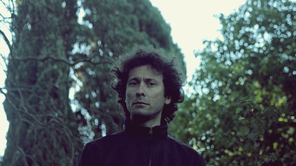 Damián González Bertolino, uruguayo. Es autor del volumen de relatos "El increíble Springer", obra ganadora del XVI Premio Nacional de Narrativa Narradores de la Banda Oriental, publicada por Ediciones de la Banda Oriental (Montevideo, 2009); posteriormente reeditada por Estuario Editora (Montevideo, 2014) y Editorial Entropía (Buenos Aires, 2015). También publicó las novelas "El fondo" (Estuario, Montevideo, 2013) y "Los trabajos del amor" (Estuario, Montevideo, 2015). Su novela "Herodes" saldrá a la luz en 2017. Integró el catálogo "Ochenteros" de la Feria Internacional del Libro de Guadalajara de 2016, como una de las 20 nuevas voces de la narrativa latinoamericana a tener en cuenta. Vive en Punta del Este, donde se dedica además a la enseñanza de literatura en centros educativos de nivel secundario. Damián González Bertolino, uruguayo. Es autor del volumen de relatos "El increíble Springer", obra ganadora del XVI Premio Nacional de Narrativa Narradores de la Banda Oriental, publicada por Ediciones de la Banda Oriental (Montevideo, 2009); posteriormente reeditada por Estuario Editora (Montevideo, 2014) y Editorial Entropía (Buenos Aires, 2015). También publicó las novelas "El fondo" (Estuario, Montevideo, 2013) y "Los trabajos del amor" (Estuario, Montevideo, 2015). Su novela "Herodes" saldrá a la luz en 2017. Integró el catálogo "Ochenteros" de la Feria Internacional del Libro de Guadalajara de 2016, como una de las 20 nuevas voces de la narrativa latinoamericana a tener en cuenta. Vive en Punta del Este, donde se dedica además a la enseñanza de literatura en centros educativos de nivel secundario.
