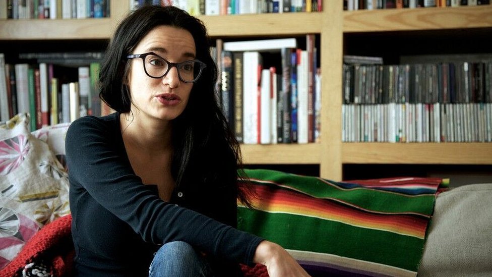 Gabriela Jauregui. Mexicana. Es autora del poemario "Controlled Decay" (Black Goat Press/Akashic Books, 2008) y "Leash Seeks Lost Bitch" (Song Cave, 2016) y coautora de "Taller de Taquimecanografía" (Tumbona, 2011). Es doctora en Literatura Comparada por la Universidad del Sur de California. Obtuvo también una maestría por parte de la Universidad de California Riverside, así como una maestría de la Universidad de California Irvine. Ha recibido apoyos de la Soros Fellowship for New Americans, así como de la beca Jóvenes Creadores del FONCA. Sus textos y traducciones han sido publicados en antologías, catálogos y revistas en México, Canadá, Estados Unidos, Australia y Reino Unido. Gabriela es cofundadora y editora de sur+ ediciones. "La memoria de las cosas" (Sexto Piso, 2015) es su primer libro de relatos. Gabriela Jauregui. Mexicana. Es autora del poemario "Controlled Decay" (Black Goat Press/Akashic Books, 2008) y "Leash Seeks Lost Bitch" (Song Cave, 2016) y coautora de "Taller de Taquimecanografía" (Tumbona, 2011). Es doctora en Literatura Comparada por la Universidad del Sur de California. Obtuvo también una maestría por parte de la Universidad de California Riverside, así como una maestría de la Universidad de California Irvine. Ha recibido apoyos de la Soros Fellowship for New Americans, así como de la beca Jóvenes Creadores del FONCA. Sus textos y traducciones han sido publicados en antologías, catálogos y revistas en México, Canadá, Estados Unidos, Australia y Reino Unido. Gabriela es cofundadora y editora de sur+ ediciones. "La memoria de las cosas" (Sexto Piso, 2015) es su primer libro de relatos.