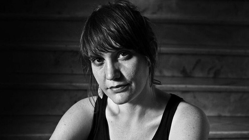 Laia Jufresa creció en el bosque de la niebla de Veracruz, México, y pasó su adolescencia en París. Cuando a los 18 años se mudó a la Ciudad de México, descubrió que no sabía cruzar la calle. Desde entonces, escribe narrativa. Es autora del libro de cuentos "El esquinista" (Fondo Editorial Tierra Adentro, 2014) y la novela "Umami" (Literatura Random House, 2015). Esta última se ha traducido al inglés, francés, italiano, holandés, turco, polaco y danés. Fue galardonada como la mejor novela en español en el Festival de primeras novelas de Chambéry, Francia; ganó el premio PEN Translates Award y ha quedado finalista para el Best Translated Book Award 2017. Ha publicado en diversas antologías y en revistas como Letras Libres, The Short Story Project, Pen Atlas, Words Without Borders y McSweeney’s; fue seleccionada como uno de los 20 autores mexicanos menores de 40 años más destacados (Proyecto México20). Laia Jufresa creció en el bosque de la niebla de Veracruz, México, y pasó su adolescencia en París. Cuando a los 18 años se mudó a la Ciudad de México, descubrió que no sabía cruzar la calle. Desde entonces, escribe narrativa. Es autora del libro de cuentos "El esquinista" (Fondo Editorial Tierra Adentro, 2014) y la novela "Umami" (Literatura Random House, 2015). Esta última se ha traducido al inglés, francés, italiano, holandés, turco, polaco y danés. Fue galardonada como la mejor novela en español en el Festival de primeras novelas de Chambéry, Francia; ganó el premio PEN Translates Award y ha quedado finalista para el Best Translated Book Award 2017. Ha publicado en diversas antologías y en revistas como Letras Libres, The Short Story Project, Pen Atlas, Words Without Borders y McSweeney’s; fue seleccionada como uno de los 20 autores mexicanos menores de 40 años más destacados (Proyecto México20).