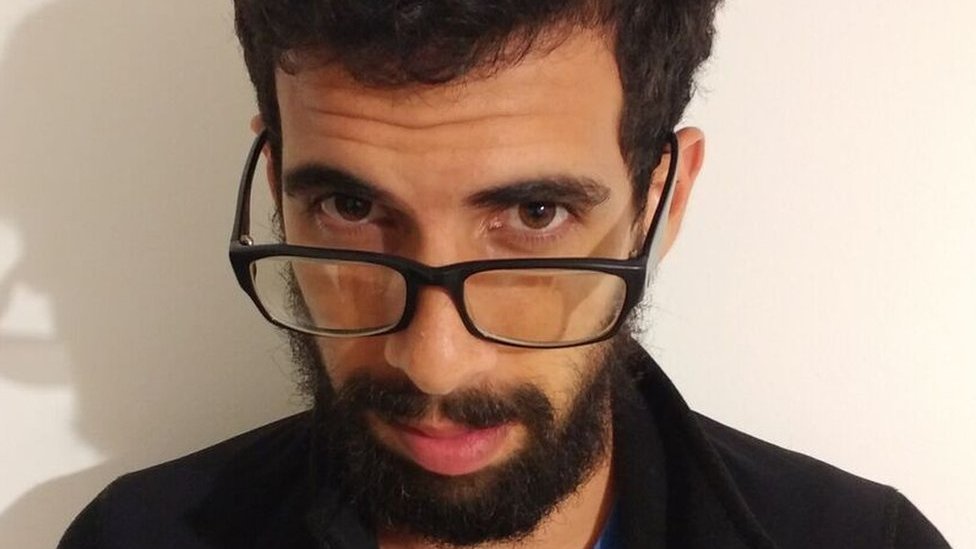 Carlos Manuel Álvarez, cubano. Periodista de la Universidad de La Habana, ha recibido el Premio Calendario por el libro de relatos "La tarde de los sucesos y el Premio Iberoamericano de Crónica Nuevas Plumas. En 2016 fundó El Estornudo, revista cubana independiente de periodismo narrativo. Ese mismo año, el programa "Ochenteros", de la FIL de Guadalajara, lo reconoció como uno de los 20 autores latinoamericanos a tomar en cuenta entre los nacidos en la década de los 80. Ha publicado regularmente en medios como The New York Times, BBC Mundo, Gatopardo, El Malpensante o Internazionale. Próximamente, Sexto Piso publicará "La tribu", un volumen de crónicas sobre la Cuba post revolucionaria. Tiene una novela inédita, titulada "Los caídos". Carlos Manuel Álvarez, cubano. Periodista de la Universidad de La Habana, ha recibido el Premio Calendario por el libro de relatos "La tarde de los sucesos y el Premio Iberoamericano de Crónica Nuevas Plumas. En 2016 fundó El Estornudo, revista cubana independiente de periodismo narrativo. Ese mismo año, el programa "Ochenteros", de la FIL de Guadalajara, lo reconoció como uno de los 20 autores latinoamericanos a tomar en cuenta entre los nacidos en la década de los 80. Ha publicado regularmente en medios como The New York Times, BBC Mundo, Gatopardo, El Malpensante o Internazionale. Próximamente, Sexto Piso publicará "La tribu", un volumen de crónicas sobre la Cuba post revolucionaria. Tiene una novela inédita, titulada "Los caídos".