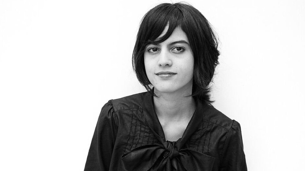 Brenda Lozano. Mexicana, narradora y ensayista. Estudió literatura en México y Estados Unidos. Ha sido becaria del programa Jóvenes Creadores del FONCA, ha tenido algunas residencias de escritura en el extranjero y ha sido incluida en antologías en diversas ocasiones. Edita la revista literaria make de Chicago y es parte de la editorial Ugly Duckling Presse de Nueva York. Su primera novela "Todo nada" (Tusquets, 2009) será llevada próximamente al cine. "Cuaderno ideal" es su segunda novela (Alfaguara, 2014) y este año saldrá el libro de cuentos "Cómo piensan las piedras". En 2015 fue reconocida por el Conaculta, Hay Festival y el Consejo Británico como una de las escritoras menores de 40 años más importantes de su país. Actualmente vive en Ciudad de México. Brenda Lozano. Mexicana, narradora y ensayista. Estudió literatura en México y Estados Unidos. Ha sido becaria del programa Jóvenes Creadores del FONCA, ha tenido algunas residencias de escritura en el extranjero y ha sido incluida en antologías en diversas ocasiones. Edita la revista literaria make de Chicago y es parte de la editorial Ugly Duckling Presse de Nueva York. Su primera novela "Todo nada" (Tusquets, 2009) será llevada próximamente al cine. "Cuaderno ideal" es su segunda novela (Alfaguara, 2014) y este año saldrá el libro de cuentos "Cómo piensan las piedras". En 2015 fue reconocida por el Conaculta, Hay Festival y el Consejo Británico como una de las escritoras menores de 40 años más importantes de su país. Actualmente vive en Ciudad de México.