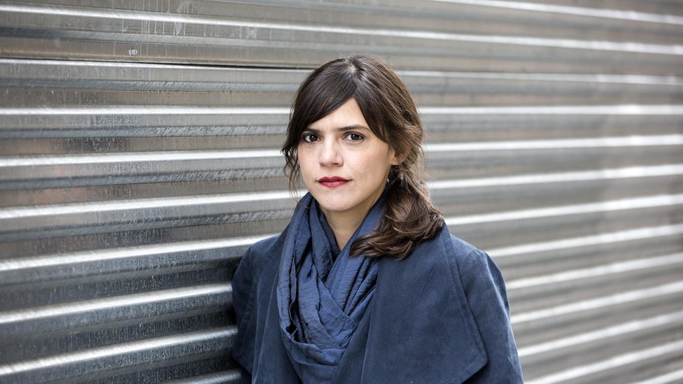 Valeria Luiselli. Mexicana. Autora de los libros de ensayo "Papeles falsos" (Sexto Piso, 2010) y "Los niños perdidos" (Sexto Piso, 2016) y de las novelas "Los ingrávidos" (Sexto Piso, 2011) y "La historia de mis dientes" (Sexto Piso, 2013). Su obra ha sido traducida en más de 20 países y aclamada internacionalmente. En 2014, la National Book Foundation la nombró una de los "5 under 35", un reconocimiento que se le da a los cinco mejores escritores menores de 35 años en Estados Unidos. En 2015 obtuvo el prestigioso premio Los Angeles Times Book Prize por la traducción al inglés de "La historia de mis dientes", libro que también fue elegido entre los mejores del año por varias publicaciones. Ha colaborado como libretista para el New York City Ballet y como articulista en periódicos como The New York Times, The Guardian, Granta, Harper’s, BOMB, y es columnista semanal en el periódico El País. Vive en Harlem, Nueva York. Valeria Luiselli. Mexicana. Autora de los libros de ensayo "Papeles falsos" (Sexto Piso, 2010) y "Los niños perdidos" (Sexto Piso, 2016) y de las novelas "Los ingrávidos" (Sexto Piso, 2011) y "La historia de mis dientes" (Sexto Piso, 2013). Su obra ha sido traducida en más de 20 países y aclamada internacionalmente. En 2014, la National Book Foundation la nombró una de los "5 under 35", un reconocimiento que se le da a los cinco mejores escritores menores de 35 años en Estados Unidos. En 2015 obtuvo el prestigioso premio Los Angeles Times Book Prize por la traducción al inglés de "La historia de mis dientes", libro que también fue elegido entre los mejores del año por varias publicaciones. Ha colaborado como libretista para el New York City Ballet y como articulista en periódicos como The New York Times, The Guardian, Granta, Harper’s, BOMB, y es columnista semanal en el periódico El País. Vive en Harlem, Nueva York.