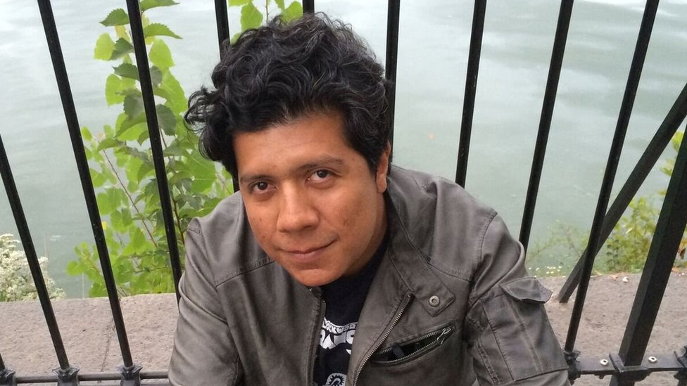 Alan Mills. Guatemalteco. Su poesía ha sido incluida en prestigiosas antologías en lengua española de la última década ("Cuerpo Plural", "Puertas abiertas", entre otras) y ha sido traducida, en parte, al alemán, francés, inglés, portugués, italiano y checo. Desde hace algunos años su obra se viene volcando hacia el ensayo literario y la ficción. Su micro-novela "Síncopes" fue publicada en México y Perú (2007) y luego traducida al francés por la editorial Rouge Inside (2010). Su libro más reciente es un ensayo literario (en inglés) sobre cultura hacker y estrategias ancestrales de resistencia, titulado "Hacking Coyote", publicado primero como e-book (mikrotext, 2016) y luego como libro impreso en Alemania (mikrotext, 2017). Ha vivido en Ciudad de Guatemala, París, Madrid, Sao Paulo y Buenos Aires. Fue becario del DAAD y actualmente reside en Berlín mientras concluye su tesis doctoral sobre literatura de ciencia ficción indigenista. Alan Mills. Guatemalteco. Su poesía ha sido incluida en prestigiosas antologías en lengua española de la última década ("Cuerpo Plural", "Puertas abiertas", entre otras) y ha sido traducida, en parte, al alemán, francés, inglés, portugués, italiano y checo. Desde hace algunos años su obra se viene volcando hacia el ensayo literario y la ficción. Su micro-novela "Síncopes" fue publicada en México y Perú (2007) y luego traducida al francés por la editorial Rouge Inside (2010). Su libro más reciente es un ensayo literario (en inglés) sobre cultura hacker y estrategias ancestrales de resistencia, titulado "Hacking Coyote", publicado primero como e-book (mikrotext, 2016) y luego como libro impreso en Alemania (mikrotext, 2017). Ha vivido en Ciudad de Guatemala, París, Madrid, Sao Paulo y Buenos Aires. Fue becario del DAAD y actualmente reside en Berlín mientras concluye su tesis doctoral sobre literatura de ciencia ficción indigenista.