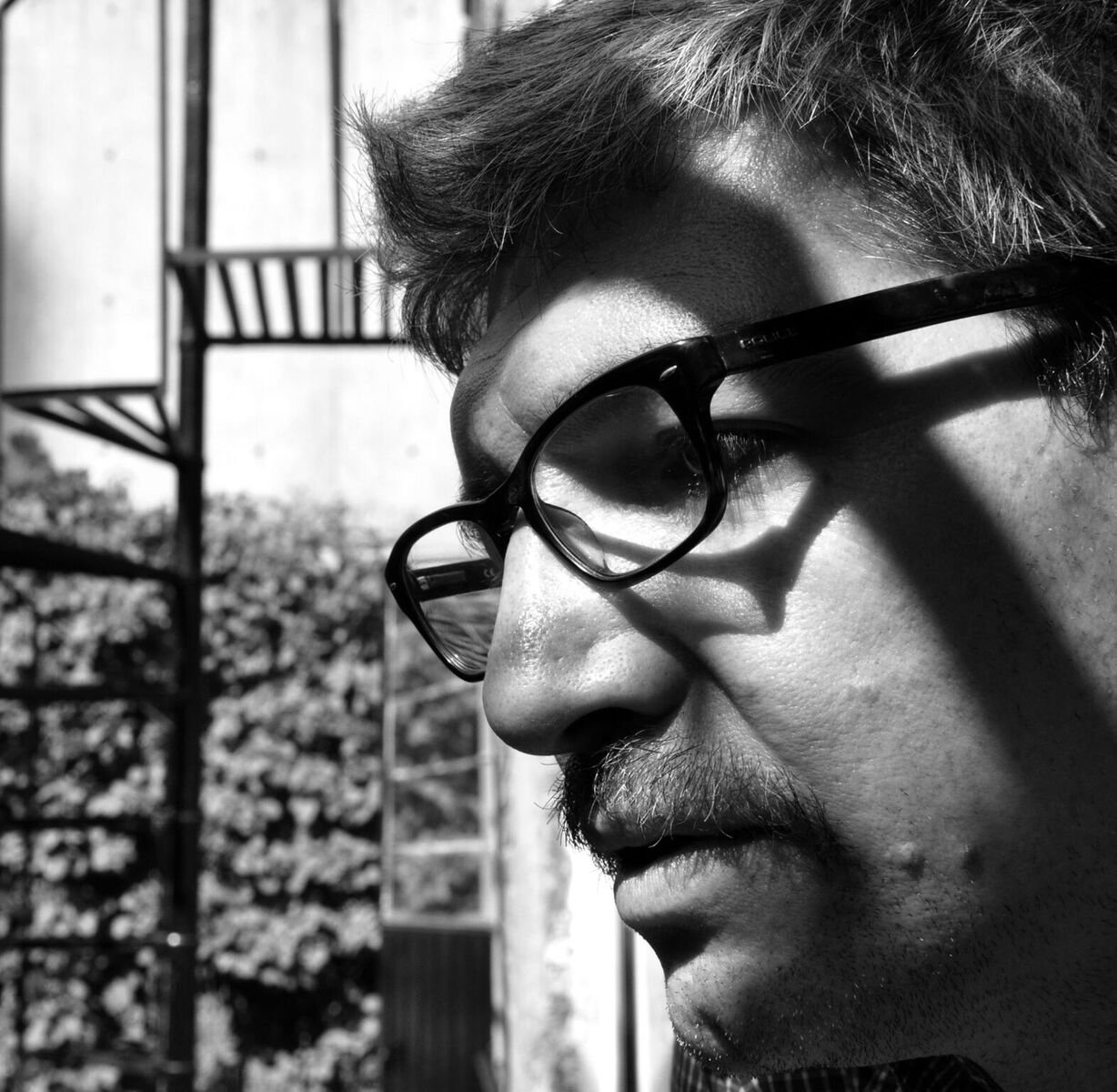 Emiliano Monge, mexicano. Es escritor y politólogo por la UNAM. Ha publicado las novelas "Morirse de memoria" (Sexto Piso, 2010), "El cielo árido" (Penguin Random House, 2012; ganadora del XXVIII Premio Jaén de Novela y del V Premio Otras Voces, Otros Ámbitos) y "Las tierras arrasadas" (Penguin Random House, 2015; ganadora del IX Premio Iberoamericano de Novela Elena Poniatowska); así como los libros de cuento "Arrastrar esa sombra" (Sexto Piso, 2008; finalista del Premio Antonin Artaud) y "La superficie más honda" (Penguin Random House, 2017) y el libro infantil "Los insectos invisibles" (Sexto Piso, 2013). Relatos y cuentos suyos aparecen, además, en diversas antologías especializadas en estos géneros, entre las que destacan "Lo desorden" (Alfaguara, 2013), "México20" (Pushkin Press, 2015) y "Sólo cuento VIII" (UNAM, 2016). Colabora con diversos medios impresos, tanto nacionales como extranjeros. Emiliano Monge, mexicano. Es escritor y politólogo por la UNAM. Ha publicado las novelas "Morirse de memoria" (Sexto Piso, 2010), "El cielo árido" (Penguin Random House, 2012; ganadora del XXVIII Premio Jaén de Novela y del V Premio Otras Voces, Otros Ámbitos) y "Las tierras arrasadas" (Penguin Random House, 2015; ganadora del IX Premio Iberoamericano de Novela Elena Poniatowska); así como los libros de cuento "Arrastrar esa sombra" (Sexto Piso, 2008; finalista del Premio Antonin Artaud) y "La superficie más honda" (Penguin Random House, 2017) y el libro infantil "Los insectos invisibles" (Sexto Piso, 2013). Relatos y cuentos suyos aparecen, además, en diversas antologías especializadas en estos géneros, entre las que destacan "Lo desorden" (Alfaguara, 2013), "México20" (Pushkin Press, 2015) y "Sólo cuento VIII" (UNAM, 2016). Colabora con diversos medios impresos, tanto nacionales como extranjeros.