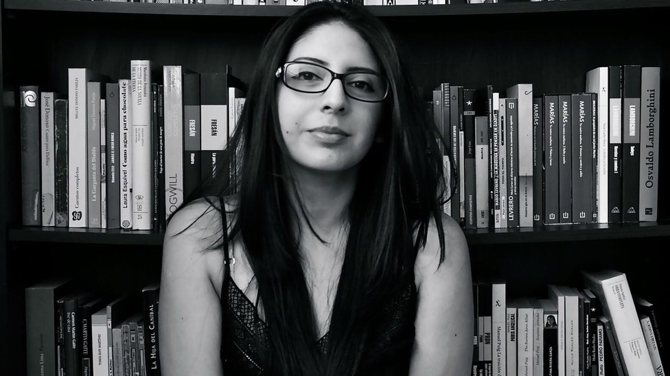 Mónica Ojeda es ecuatoriana. Licenciada en Comunicación Social con mención en Literatura, Máster en Creación Literaria y Máster en Teoría y Crítica de la Cultura. Docente a tiempo completo en la Facultad de Filosofía, Letras y Ciencias de la Educación de la Universidad Católica de Santiago de Guayaquil en el área de Literatura. Actualmente se encuentra cursando un doctorado en Humanidades con una investigación sobre literatura pornoerótica latinoamericana. Ha sido parte de la antología "Emergencias. Doce cuentos iberoamericanos" (Candaya, 2013) y ha obtenido el Premio Alba Narrativa 2014 con la novela "La desfiguración Silva" (Arte y Literatura, 2015) y el III Premio Nacional de Poesía Desembarco 2015 con "El ciclo de las piedras" (Rastro de la Iguana Ediciones, 2015). Recientemente ha publicado su segunda novela, "Nefando" (Candaya, 2016). Mónica Ojeda es ecuatoriana. Licenciada en Comunicación Social con mención en Literatura, Máster en Creación Literaria y Máster en Teoría y Crítica de la Cultura. Docente a tiempo completo en la Facultad de Filosofía, Letras y Ciencias de la Educación de la Universidad Católica de Santiago de Guayaquil en el área de Literatura. Actualmente se encuentra cursando un doctorado en Humanidades con una investigación sobre literatura pornoerótica latinoamericana. Ha sido parte de la antología "Emergencias. Doce cuentos iberoamericanos" (Candaya, 2013) y ha obtenido el Premio Alba Narrativa 2014 con la novela "La desfiguración Silva" (Arte y Literatura, 2015) y el III Premio Nacional de Poesía Desembarco 2015 con "El ciclo de las piedras" (Rastro de la Iguana Ediciones, 2015). Recientemente ha publicado su segunda novela, "Nefando" (Candaya, 2016).