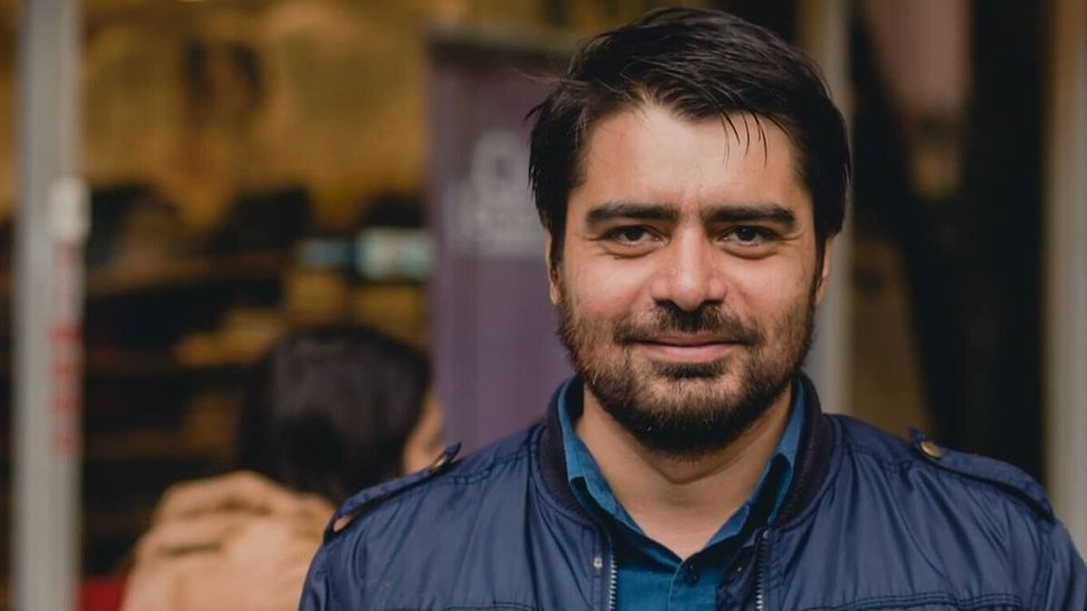 Eduardo Plaza. Escritor y periodista chileno, autor del libro de cuentos "Hienas" (Libros de Mentira, 2016), que ha sido recibido positivamente por connotados críticos literarios chilenos, como el escritor Camilo Marks (El Mercurio) y la académica Patricia Espinosa (Las Últimas Noticias). En 2007, Plaza fue finalista del concurso de microcuentos "Santiago en 100 palabras". En 2013, obtuvo el tercer lugar en el concurso de cuentos Stella Corvalán y en 2014 fue finalista del Concurso de Cuentos Paula con "Hienas", relato que da nombre a su primera publicación. En 2015, además, obtuvo mención honrosa en el Premio Municipal Juegos Literarios Gabriela Mistral por el cuento “Once pasos y medio” (“Mariposa”, en la edición de Hienas). Eduardo Plaza. Escritor y periodista chileno, autor del libro de cuentos "Hienas" (Libros de Mentira, 2016), que ha sido recibido positivamente por connotados críticos literarios chilenos, como el escritor Camilo Marks (El Mercurio) y la académica Patricia Espinosa (Las Últimas Noticias). En 2007, Plaza fue finalista del concurso de microcuentos "Santiago en 100 palabras". En 2013, obtuvo el tercer lugar en el concurso de cuentos Stella Corvalán y en 2014 fue finalista del Concurso de Cuentos Paula con "Hienas", relato que da nombre a su primera publicación. En 2015, además, obtuvo mención honrosa en el Premio Municipal Juegos Literarios Gabriela Mistral por el cuento “Once pasos y medio” (“Mariposa”, en la edición de Hienas).