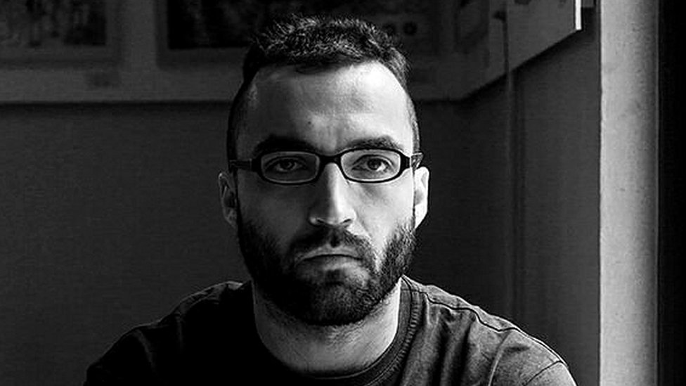 Eduardo Rabasa. Mexicano. Estudió Ciencias Políticas en la UNAM, de donde se tituló con una tesis sobre el concepto de poder en la obra de George Orwell. Desde hace seis años escribe una columna semanal para la sección cultural del periódico Milenio y ha traducido libros de autores como Morris Berman, David Hume, George Orwell y Somerset Maugham. Ha publicado cuentos, ensayos, artículos, crítica literaria y entrevistas en publicaciones como Nexos, Reforma, GQ, y Vice, así como un cuento en el libro "La delgada línea que divide el lado derecho del izquierdo", coordinado por Alejandro Magallanes. En 2015 fue seleccionado como parte del proyecto México20, auspiciado por el Hay Festival y el Conaculta, donde un jurado compuesto por Juan Villoro, Guadalupe Nettel y Cristina Rivera Garza seleccionó a 20 narradores mexicanos menores de 40 años, que derivó en la publicación de la antología "Palabras mayores" (Malpaso). Eduardo Rabasa. Mexicano. Estudió Ciencias Políticas en la UNAM, de donde se tituló con una tesis sobre el concepto de poder en la obra de George Orwell. Desde hace seis años escribe una columna semanal para la sección cultural del periódico Milenio y ha traducido libros de autores como Morris Berman, David Hume, George Orwell y Somerset Maugham. Ha publicado cuentos, ensayos, artículos, crítica literaria y entrevistas en publicaciones como Nexos, Reforma, GQ, y Vice, así como un cuento en el libro "La delgada línea que divide el lado derecho del izquierdo", coordinado por Alejandro Magallanes. En 2015 fue seleccionado como parte del proyecto México20, auspiciado por el Hay Festival y el Conaculta, donde un jurado compuesto por Juan Villoro, Guadalupe Nettel y Cristina Rivera Garza seleccionó a 20 narradores mexicanos menores de 40 años, que derivó en la publicación de la antología "Palabras mayores" (Malpaso).