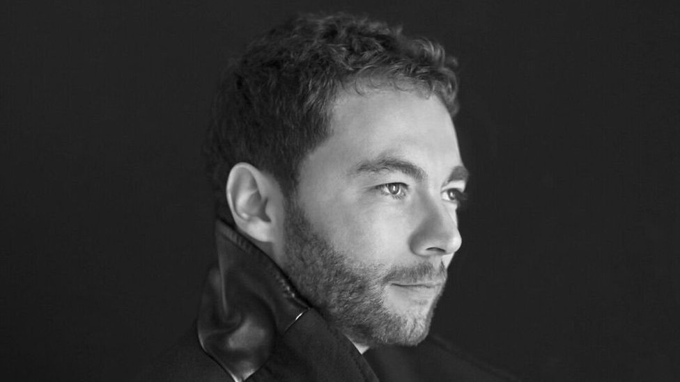 Felipe Restrepo Pombo. Colombiano. Es periodista, escritor y editor. Su trabajo narrativo ha sido publicado en varios países. Estudió Letras e inició su carrera como reportero en la revista Cambio, bajo la dirección de Gabriel García Márquez. En 2016 publicó su primera novela, "Formas de evasión" (Seix Barral, 2016), en México y Colombia. La novela llegará a otros países de Hispanoamérica en 2017 y será traducida al inglés y al francés. Sus libros de perfiles "Nunca es fácil ser una celebridad" (Planeta, 2013) y "16 retratos excéntricos" (Planeta, 2014) fueron publicados en cuatro países. En 2016, editó la antología de periodismo narrativo "Crónica" (UNAM, 2016). También fue coordinador editorial y prologó "La ira de México" (MacLehosePress/Debate, 2016). Actualmente es director de la revista latinoamericana Gatopardo en Ciudad de México. Felipe Restrepo Pombo. Colombiano. Es periodista, escritor y editor. Su trabajo narrativo ha sido publicado en varios países. Estudió Letras e inició su carrera como reportero en la revista Cambio, bajo la dirección de Gabriel García Márquez. En 2016 publicó su primera novela, "Formas de evasión" (Seix Barral, 2016), en México y Colombia. La novela llegará a otros países de Hispanoamérica en 2017 y será traducida al inglés y al francés. Sus libros de perfiles "Nunca es fácil ser una celebridad" (Planeta, 2013) y "16 retratos excéntricos" (Planeta, 2014) fueron publicados en cuatro países. En 2016, editó la antología de periodismo narrativo "Crónica" (UNAM, 2016). También fue coordinador editorial y prologó "La ira de México" (MacLehosePress/Debate, 2016). Actualmente es director de la revista latinoamericana Gatopardo en Ciudad de México.