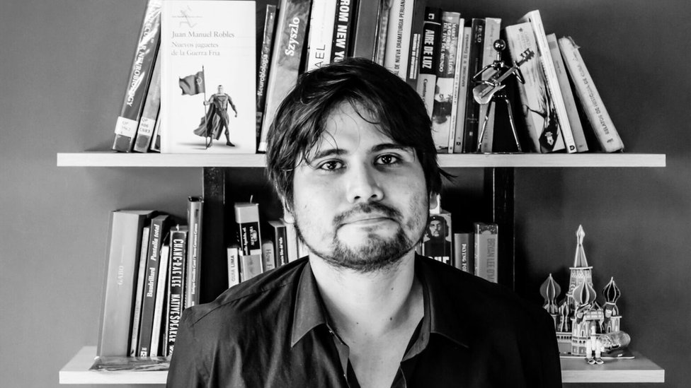 Juan Manuel Robles nació en Lima, en 1978. Tiene un MFA en Escritura Creativa en Español de la Universidad de Nueva York (NYU). Ha publicado el libro de crónicas "Lima freak. Vidas insólitas en una ciudad perturbada" (Planeta, 2007) y la novela "Nuevos juguetes de la guerra fría" (Seix Barral, 2015), que fue lanzada en Perú y Colombia y posteriormente en España. Esta novela fue considerada por el diario Perú.21 la mejor de 2015 y fue elegida por El País de España como una de las “23 lecturas para mirar América”. Los reportajes del autor han aparecido en antologías como "Crónicas de otro planeta" (Debate, 2009), "Antología de crónica latinoamericana" (Alfaguara, 2012), "Las mejores crónicas de Gatopardo" (Debate, 2006) y en las revistas Etiqueta Negra, Gatopardo, Internazionale (Italia) y Courrier International (Francia). Ha publicado relatos de ficción en libros como "Huancaína freak y otros cuentos para comer" (Matalamanga, 2007). Juan Manuel Robles nació en Lima, en 1978. Tiene un MFA en Escritura Creativa en Español de la Universidad de Nueva York (NYU). Ha publicado el libro de crónicas "Lima freak. Vidas insólitas en una ciudad perturbada" (Planeta, 2007) y la novela "Nuevos juguetes de la guerra fría" (Seix Barral, 2015), que fue lanzada en Perú y Colombia y posteriormente en España. Esta novela fue considerada por el diario Perú.21 la mejor de 2015 y fue elegida por El País de España como una de las “23 lecturas para mirar América”. Los reportajes del autor han aparecido en antologías como "Crónicas de otro planeta" (Debate, 2009), "Antología de crónica latinoamericana" (Alfaguara, 2012), "Las mejores crónicas de Gatopardo" (Debate, 2006) y en las revistas Etiqueta Negra, Gatopardo, Internazionale (Italia) y Courrier International (Francia). Ha publicado relatos de ficción en libros como "Huancaína freak y otros cuentos para comer" (Matalamanga, 2007).
