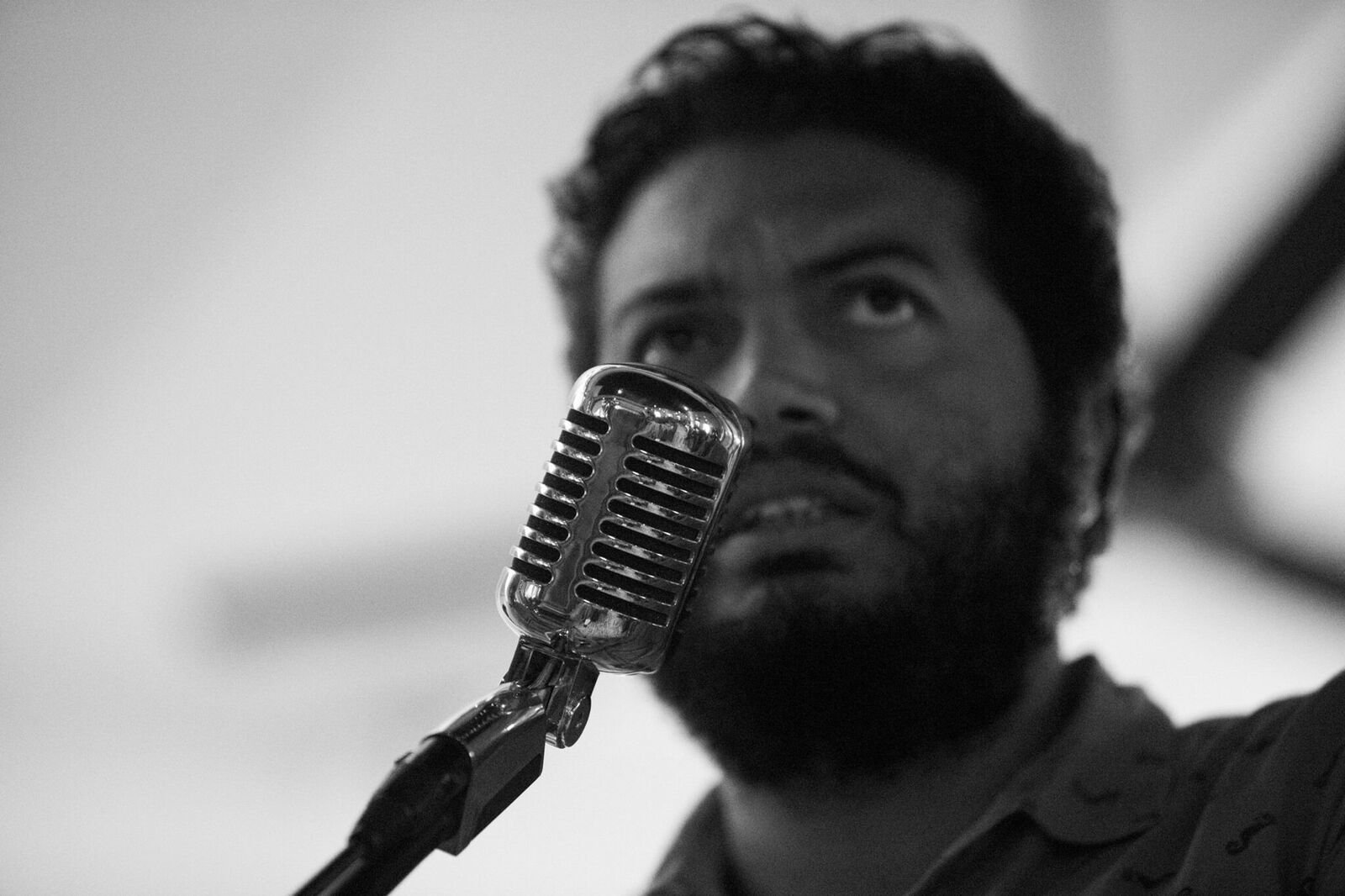Frank Báez es un poeta y escritor dominicano. Nació en 1978 en Santo Domingo. Graduado de Psicología, tiene una especialización en Investigación Social de la Universidad de Chicago en Illinois (UIC). Su primer poemario fue publicado por la editorial cubano-madrileña Betania, con el título "Jarrón y otros poemas". Sin embargo, para él su primer libro es "Postales", galardonado con el Premio Nacional de Poesía Salomé Ureña en 2009 y que a la fecha lleva ocho ediciones. Es autor de "Anoche soñé que era un DJ", editado en una versión bilingüe –inglés y español– por la editorial estadounidense Jai Alai Books. En 2016, la Galería Estampa seleccionó su poema "La Marilyn Monroe de Santo Domingo" para su colección de Biblioteca Americana. También publicó el libro de cuentos "Págales tú a los psicoanalistas" y ha reunido tres libros de crónicas en el volumen "La trilogía de los festivales". El año pasado la editorial Valparaíso sacó su último poemario. Frank Báez es un poeta y escritor dominicano. Nació en 1978 en Santo Domingo. Graduado de Psicología, tiene una especialización en Investigación Social de la Universidad de Chicago en Illinois (UIC). Su primer poemario fue publicado por la editorial cubano-madrileña Betania, con el título "Jarrón y otros poemas". Sin embargo, para él su primer libro es "Postales", galardonado con el Premio Nacional de Poesía Salomé Ureña en 2009 y que a la fecha lleva ocho ediciones. Es autor de "Anoche soñé que era un DJ", editado en una versión bilingüe –inglés y español– por la editorial estadounidense Jai Alai Books. En 2016, la Galería Estampa seleccionó su poema "La Marilyn Monroe de Santo Domingo" para su colección de Biblioteca Americana. También publicó el libro de cuentos "Págales tú a los psicoanalistas" y ha reunido tres libros de crónicas en el volumen "La trilogía de los festivales". El año pasado la editorial Valparaíso sacó su último poemario.