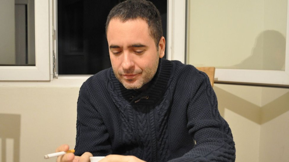 Juan Pablo Roncone nació en Arica, Chile, en 1982, y a los 19 años se radicó en Santiago. En 2007 obtuvo el Premio a la Creación Literaria Roberto Bolaño con una novela inédita. Publicó el libro de cuentos "Hermano ciervo" (Editorial Los Libros Que Leo, 2011; Fiordo Editorial, 2012; Marbot Ediciones, 2013; Sudaquia Editores, 2013; y Laurel Editores, 2014 y 2016), con el cual obtuvo el Premio Municipal de Literatura de Santiago. Algunos relatos de este libro han sido traducidos al inglés y han aparecido en las revistas Tweed's de Nueva York, Sand de Berlín y The Short Story Project de Tel Aviv, así como en la antología "Childless Parents", de la editora Traviesa. Juan Pablo Roncone nació en Arica, Chile, en 1982, y a los 19 años se radicó en Santiago. En 2007 obtuvo el Premio a la Creación Literaria Roberto Bolaño con una novela inédita. Publicó el libro de cuentos "Hermano ciervo" (Editorial Los Libros Que Leo, 2011; Fiordo Editorial, 2012; Marbot Ediciones, 2013; Sudaquia Editores, 2013; y Laurel Editores, 2014 y 2016), con el cual obtuvo el Premio Municipal de Literatura de Santiago. Algunos relatos de este libro han sido traducidos al inglés y han aparecido en las revistas Tweed's de Nueva York, Sand de Berlín y The Short Story Project de Tel Aviv, así como en la antología "Childless Parents", de la editora Traviesa.