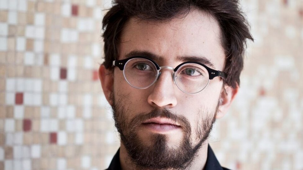 Daniel Saldaña París. Mexicano. Autor de los libros de poemas "Esa pura materia" (UACM, 2008) y "La máquina autobiográfica" (Bonobos, 2012), así como de la novela "En medio de extrañas víctimas" (Sexto Piso, 2013; traducida al inglés y publicada por Coffee House Press en 2016; de próxima aparición en traducción al francés). Fue becario del Fondo Nacional para la Cultura y las Artes en el programa de Jóvenes Creadores (2006-2007; 2016-2017), de la Fundación para las Letras Mexicanas (2007-2008; 2008-2009) y del programa de Residencias Artísticas FONCA / Conseil des Arts et des Lettres du Québec (Montreal, Canadá, 2012). Ha sido escritor residente en el OMI International Center for the Arts (New York, 2014), en el programa Translation Lab de esa misma institución (2015) y en The MacDowell Colony (New Hampshire, 2016). En 2017 será escritor residente en el Banff Centre (Canadá). Actualmente vive en Montreal. Daniel Saldaña París. Mexicano. Autor de los libros de poemas "Esa pura materia" (UACM, 2008) y "La máquina autobiográfica" (Bonobos, 2012), así como de la novela "En medio de extrañas víctimas" (Sexto Piso, 2013; traducida al inglés y publicada por Coffee House Press en 2016; de próxima aparición en traducción al francés). Fue becario del Fondo Nacional para la Cultura y las Artes en el programa de Jóvenes Creadores (2006-2007; 2016-2017), de la Fundación para las Letras Mexicanas (2007-2008; 2008-2009) y del programa de Residencias Artísticas FONCA / Conseil des Arts et des Lettres du Québec (Montreal, Canadá, 2012). Ha sido escritor residente en el OMI International Center for the Arts (New York, 2014), en el programa Translation Lab de esa misma institución (2015) y en The MacDowell Colony (New Hampshire, 2016). En 2017 será escritor residente en el Banff Centre (Canadá). Actualmente vive en Montreal.