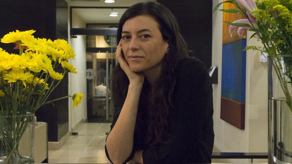 Samanta Schweblin, argentina, nació en 1978 en Buenos Aires. Allí estudió cine y se especializó en el guión cinematográfico. Sus libros de cuentos "El núcleo del disturbio", "Pájaros en la boca" y "Siete casas vacías" obtuvieron entre otros los premios Casa de las Américas, Juan Rulfo y Narrativa Breve de Rivera del Duero. "Distancia de rescate", su primera novela, obtuvo los premios Tigre Juan y Estado Crítico y fue nominada al Man Booker Prize 2017. Traducida a más de 20 lenguas y becada por distintas instituciones, la autora ha vivido brevemente en México, Italia y China y reside desde hace cuatro años en Berlín, donde escribe y dicta talleres literarios. Samanta Schweblin, argentina, nació en 1978 en Buenos Aires. Allí estudió cine y se especializó en el guión cinematográfico. Sus libros de cuentos "El núcleo del disturbio", "Pájaros en la boca" y "Siete casas vacías" obtuvieron entre otros los premios Casa de las Américas, Juan Rulfo y Narrativa Breve de Rivera del Duero. "Distancia de rescate", su primera novela, obtuvo los premios Tigre Juan y Estado Crítico y fue nominada al Man Booker Prize 2017. Traducida a más de 20 lenguas y becada por distintas instituciones, la autora ha vivido brevemente en México, Italia y China y reside desde hace cuatro años en Berlín, donde escribe y dicta talleres literarios.