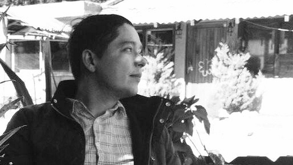Jesús Miguel Soto. Venezuela. Cursó estudios de Comunicación Social y Letras en la Universidad Central de Venezuela. Se ha desempeñado como profesor universitario, corrector y editor. Como narrador es autor del libro de cuentos "Perdidos en Frog" y las novelas "La máscara de cuero" y "El caso Boeuf (Relato a la manera de Cambridge)". Entre otros, ha sido ganador de la 64º edición del Concurso Anual de Cuentos El Nacional (Venezuela); del primer premio del VII Concurso Nacional de Cuentos de la Sociedad de Autores y Compositores de Venezuela SACVEN y del XXIII Certamen Literario Juana Santacruz (México). Algunos de sus relatos han sido publicados en antologías como "Joven narrativa venezolana II", "De qué va el cuento (Antología del relato venezolano 2000-2012)" y "Crude Words. Contemporary writing from Venezuela". Desde 2014 reside en México. Jesús Miguel Soto. Venezuela. Cursó estudios de Comunicación Social y Letras en la Universidad Central de Venezuela. Se ha desempeñado como profesor universitario, corrector y editor. Como narrador es autor del libro de cuentos "Perdidos en Frog" y las novelas "La máscara de cuero" y "El caso Boeuf (Relato a la manera de Cambridge)". Entre otros, ha sido ganador de la 64º edición del Concurso Anual de Cuentos El Nacional (Venezuela); del primer premio del VII Concurso Nacional de Cuentos de la Sociedad de Autores y Compositores de Venezuela SACVEN y del XXIII Certamen Literario Juana Santacruz (México). Algunos de sus relatos han sido publicados en antologías como "Joven narrativa venezolana II", "De qué va el cuento (Antología del relato venezolano 2000-2012)" y "Crude Words. Contemporary writing from Venezuela". Desde 2014 reside en México.