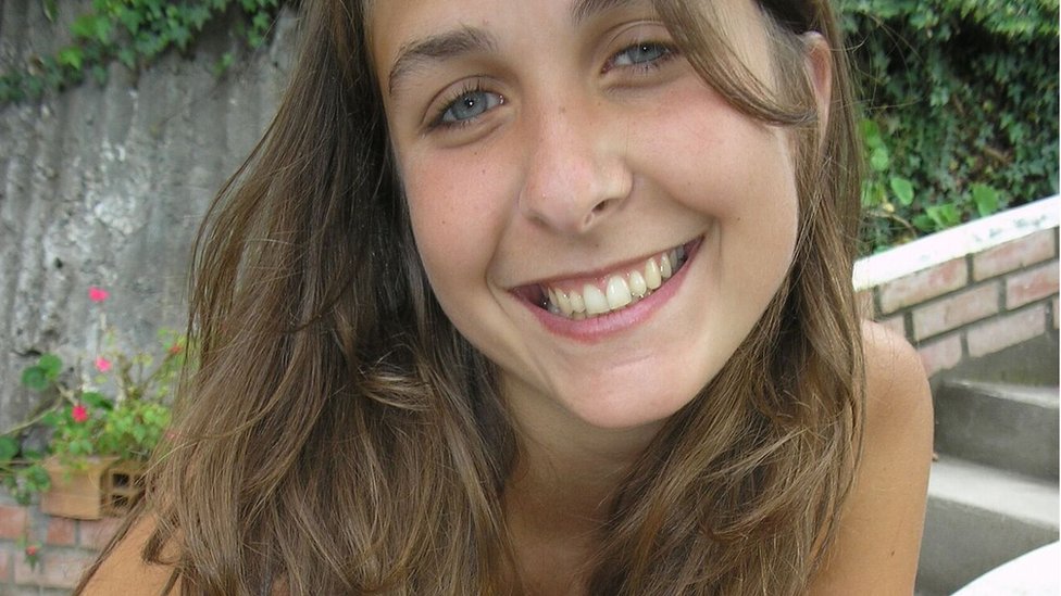 Luciana Sousa. Nació en la Ciudad de Buenos Aires, Argentina, en 1986. Estudió Comunicación Periodística y Letras. Realizó varios cursos de narrativa con escritores como Alberto Laiseca, Vicente Battista, Juan Terranova y Juan Diego Incardona. Trabajó como colaboradora en medios como Radio Gráfica, Agencia Paco Urondo y Hecho en Buenos Aires, apoyando proyectos autogestivos de comunicación popular. Actualmente trabaja en el sector de prensa. "LURO", publicada en diciembre de 2016 por Editorial Funesiana, es su primera novela. Luciana Sousa. Nació en la Ciudad de Buenos Aires, Argentina, en 1986. Estudió Comunicación Periodística y Letras. Realizó varios cursos de narrativa con escritores como Alberto Laiseca, Vicente Battista, Juan Terranova y Juan Diego Incardona. Trabajó como colaboradora en medios como Radio Gráfica, Agencia Paco Urondo y Hecho en Buenos Aires, apoyando proyectos autogestivos de comunicación popular. Actualmente trabaja en el sector de prensa. "LURO", publicada en diciembre de 2016 por Editorial Funesiana, es su primera novela.