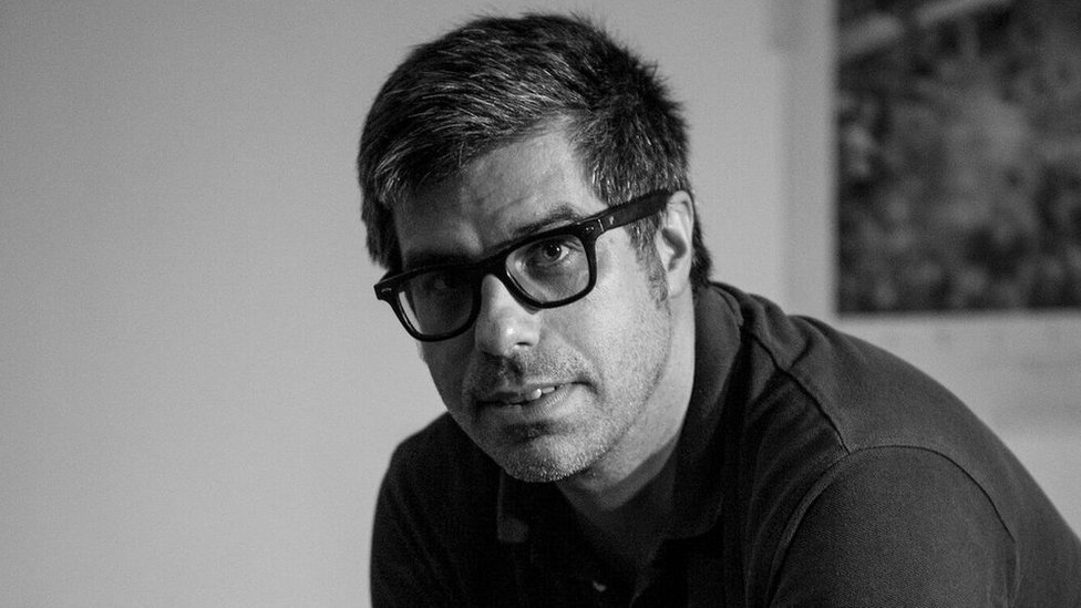 Valentín Trujillo. Nació en Maldonado, Uruguay, en junio de 1979. Tiene dos hijos y vive en Montevideo. Estudió cine en la Cinemateca Uruguaya y se graduó de profesor de Lengua y Literatura en Maldonado. Trabajó como docente entre 2001 y 2006. Fue coeditor de las revistas literarias MAT e Iscariote, en Maldonado. Estudió Periodismo en la Universidad Católica del Uruguay. Entre 2005 y 2015 trabajó como periodista en el diario El Observador de Montevideo. Recibió la Medalla de Honor otorgada por la Cámara del Libro del Uruguay en 2016, por sus aportes a la crítica literaria periodística. Ha colaborado además con artículos en revistas como la uruguaya Quiroga. En 2007 publicó el libro de cuentos "Jaula de costillas", con el que ganó el Premio Nacional de Narrativa y, en 2013, "Nacional 88" junto a su esposa, la periodista Elena Risso. En 2016, obtuvo el Premio Onetti en la categoría Narrativa, por su novela "¡Cómanse la ropa!", a publicarse en 2017. Valentín Trujillo. Nació en Maldonado, Uruguay, en junio de 1979. Tiene dos hijos y vive en Montevideo. Estudió cine en la Cinemateca Uruguaya y se graduó de profesor de Lengua y Literatura en Maldonado. Trabajó como docente entre 2001 y 2006. Fue coeditor de las revistas literarias MAT e Iscariote, en Maldonado. Estudió Periodismo en la Universidad Católica del Uruguay. Entre 2005 y 2015 trabajó como periodista en el diario El Observador de Montevideo. Recibió la Medalla de Honor otorgada por la Cámara del Libro del Uruguay en 2016, por sus aportes a la crítica literaria periodística. Ha colaborado además con artículos en revistas como la uruguaya Quiroga. En 2007 publicó el libro de cuentos "Jaula de costillas", con el que ganó el Premio Nacional de Narrativa y, en 2013, "Nacional 88" junto a su esposa, la periodista Elena Risso. En 2016, obtuvo el Premio Onetti en la categoría Narrativa, por su novela "¡Cómanse la ropa!", a publicarse en 2017.