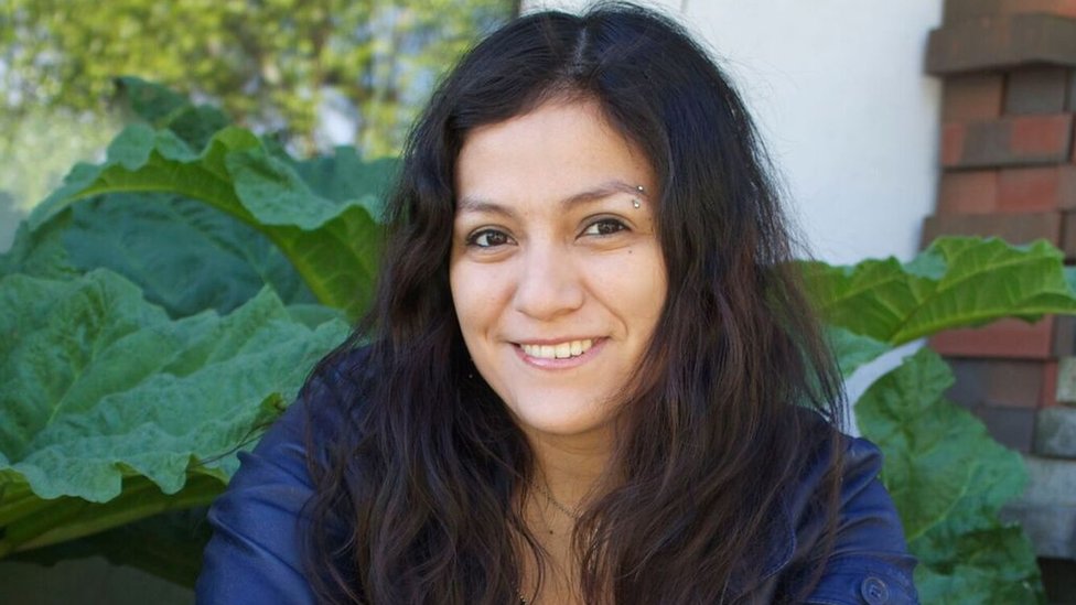 Claudia Ulloa. Peruana. Graduada en Sociología y en Lingüística. Actualmente vive en el norte de Noruega y trabaja como profesora de idiomas. En 1996, obtuvo el primer lugar en su categoría en el concurso Terminemos el cuento organizado por la Unión Latina, el Consulado de España en Lima y el diario El Comercio. En 1998, quedó en el primer lugar del concurso El cuento de las 1.000 palabras y en 2003, tercera en el concurso El cuento de las 2.000 palabras, ambos organizados por la revista Caretas (Lima). En 2016, fue seleccionada como escritora residente en Villa Sarkia, residencia para traductores y escritores en Finlandia. Sus cuentos aparecen en diversas revistas electrónicas e impresas de Perú, México y España y han formado parte de antologías como "Antología de la Novísima Narrativa Breve Hispanoamericana 2006", organizada y editada por la Unión Latina, Nuevo Cuento Latinoamericano. Claudia Ulloa. Peruana. Graduada en Sociología y en Lingüística. Actualmente vive en el norte de Noruega y trabaja como profesora de idiomas. En 1996, obtuvo el primer lugar en su categoría en el concurso Terminemos el cuento organizado por la Unión Latina, el Consulado de España en Lima y el diario El Comercio. En 1998, quedó en el primer lugar del concurso El cuento de las 1.000 palabras y en 2003, tercera en el concurso El cuento de las 2.000 palabras, ambos organizados por la revista Caretas (Lima). En 2016, fue seleccionada como escritora residente en Villa Sarkia, residencia para traductores y escritores en Finlandia. Sus cuentos aparecen en diversas revistas electrónicas e impresas de Perú, México y España y han formado parte de antologías como "Antología de la Novísima Narrativa Breve Hispanoamericana 2006", organizada y editada por la Unión Latina, Nuevo Cuento Latinoamericano.