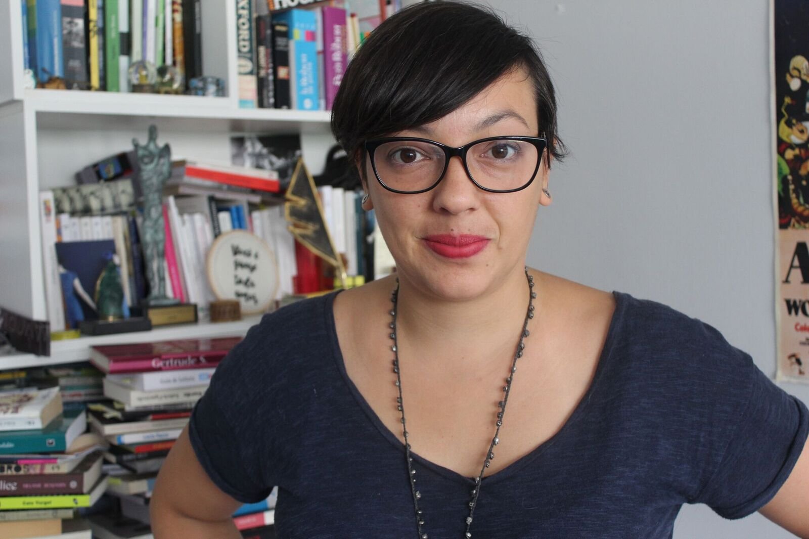 Natalia Borges Polesso es una escritora y profesora brasileña. Nacida en el sur de Brasil, tiene una licenciatura completa en Letras Portuguesas, Inglés y Literatura, además de una maestría en Letras, Cultura y Regionalidad. Es autora del libro "Recortes para álbum de fotografia sem gente" (2013), ganadora del premio Açorianos de Literatura, el más importante del estado de Rio Grande do Sul, en la categoría de cuentos. "Coração a corda" (2015), su segundo libro, presenta una selección de poemas y relatos cortos en prosa poética. "Amora" (2015), su más reciente libro de cuentos, fue vencedor del premio AGES (Associação Gaúcha de Escritores) como libro del año 2016 y del Prêmio Açorianos de Literatura 2016; y obtuvo el primer lugar en el Prêmio Jabuti, en la categoría de cuento. Natalia Borges Polesso es una escritora y profesora brasileña. Nacida en el sur de Brasil, tiene una licenciatura completa en Letras Portuguesas, Inglés y Literatura, además de una maestría en Letras, Cultura y Regionalidad. Es autora del libro "Recortes para álbum de fotografia sem gente" (2013), ganadora del premio Açorianos de Literatura, el más importante del estado de Rio Grande do Sul, en la categoría de cuentos. "Coração a corda" (2015), su segundo libro, presenta una selección de poemas y relatos cortos en prosa poética. "Amora" (2015), su más reciente libro de cuentos, fue vencedor del premio AGES (Associação Gaúcha de Escritores) como libro del año 2016 y del Prêmio Açorianos de Literatura 2016; y obtuvo el primer lugar en el Prêmio Jabuti, en la categoría de cuento.