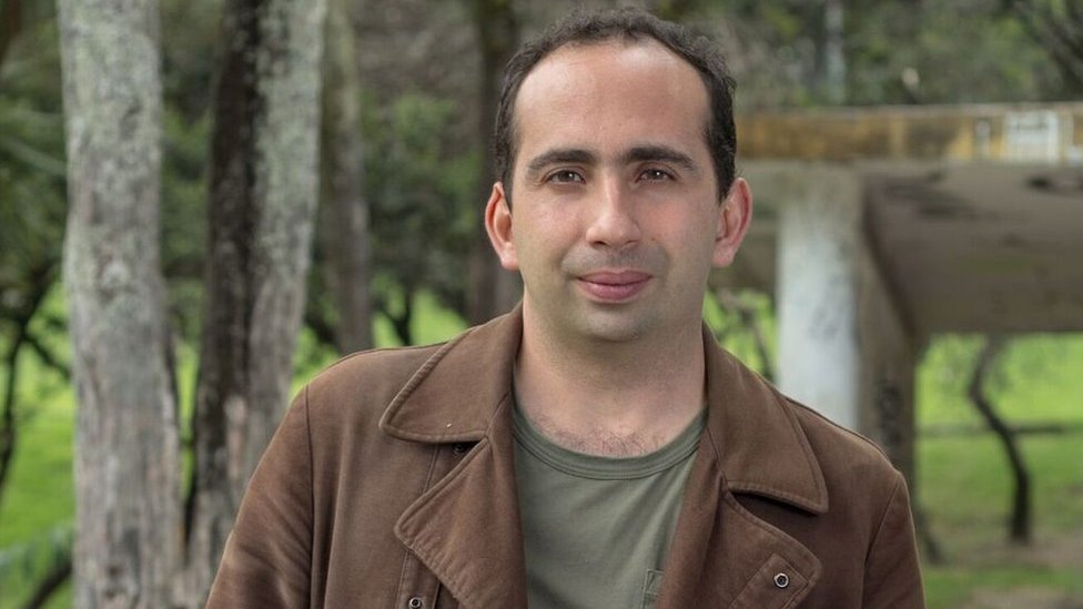 Giuseppe Caputo es colombiano. Estudió Escritura Creativa en la Universidad de Nueva York, con profesores como Diamela Eltit, Sergio Chejfec y Antonio Muñoz Molina, y en la Universidad de Iowa bajo la tutela de Horacio Castellanos Moya, Marilynne Robinson y Luis Muñoz. En Iowa, además, se especializó en estudios "queer" y de género. "Un mundo huérfano" es su primera novela. Giuseppe Caputo es colombiano. Estudió Escritura Creativa en la Universidad de Nueva York, con profesores como Diamela Eltit, Sergio Chejfec y Antonio Muñoz Molina, y en la Universidad de Iowa bajo la tutela de Horacio Castellanos Moya, Marilynne Robinson y Luis Muñoz. En Iowa, además, se especializó en estudios "queer" y de género. "Un mundo huérfano" es su primera novela.
