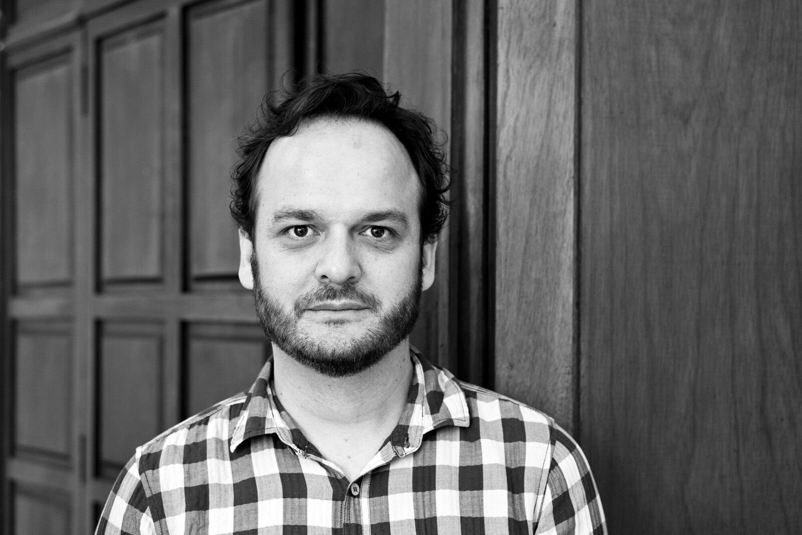 Juan Cárdenas, colombiano. Autor de las novelas "Zumbido" (451 Editores, 2010/ Periférica, 2017), "Los estratos" (Periférica, 2013), "Ornamento" (Periférica, 2015), "Tú y yo, una novelita rusa" (Cajón de sastre, 2016) y la de próxima aparición "El diablo de las provincias", también en Periférica. Publicó el libro de relatos "Carreras delictivas" (451 Editores, 2008). Su novela "Los estratos" obtuvo el VI Premio Otras Voces, Otros Ámbitos en 2014. Por su parte, "Zumbido" y "Ornamento" fueron traducidas al francés (Moisson Rouge, 2012) y al italiano (Sur Edizioni, en prensa), respectivamente. Actualmente, es uno de los coordinadores de la Maestría de Escritura Creativa del Instituto Caro y Cuervo, donde trabaja como docente e investigador. Vivió en España entre 1998 y 2014 y ahora reside en Bogotá. Desempeña habitualmente los oficios de crítico y curador de arte. Juan Cárdenas, colombiano. Autor de las novelas "Zumbido" (451 Editores, 2010/ Periférica, 2017), "Los estratos" (Periférica, 2013), "Ornamento" (Periférica, 2015), "Tú y yo, una novelita rusa" (Cajón de sastre, 2016) y la de próxima aparición "El diablo de las provincias", también en Periférica. Publicó el libro de relatos "Carreras delictivas" (451 Editores, 2008). Su novela "Los estratos" obtuvo el VI Premio Otras Voces, Otros Ámbitos en 2014. Por su parte, "Zumbido" y "Ornamento" fueron traducidas al francés (Moisson Rouge, 2012) y al italiano (Sur Edizioni, en prensa), respectivamente. Actualmente, es uno de los coordinadores de la Maestría de Escritura Creativa del Instituto Caro y Cuervo, donde trabaja como docente e investigador. Vivió en España entre 1998 y 2014 y ahora reside en Bogotá. Desempeña habitualmente los oficios de crítico y curador de arte.