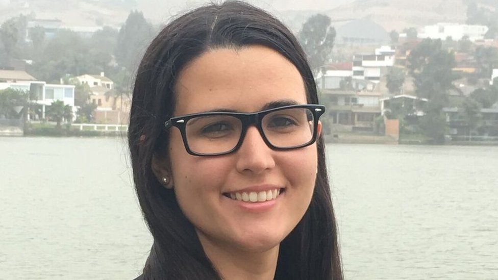 María José Caro, peruana. Comunicadora social por la Universidad de Lima y máster en comunicología de la Universidad Complutense de Madrid. Ha publicado el libro de cuentos "La primaria" (Alfaguara Juvenil, 2012) y la novela "Perro de ojos negros" (Alfaguara, 2016) en Perú y Chile. Ha colaborado en revistas literarias como Buensalvaje y Vicio Absurdo. También integra la antología "Palo y Astilla: Padres e hijos en el cuento peruano". María José Caro, peruana. Comunicadora social por la Universidad de Lima y máster en comunicología de la Universidad Complutense de Madrid. Ha publicado el libro de cuentos "La primaria" (Alfaguara Juvenil, 2012) y la novela "Perro de ojos negros" (Alfaguara, 2016) en Perú y Chile. Ha colaborado en revistas literarias como Buensalvaje y Vicio Absurdo. También integra la antología "Palo y Astilla: Padres e hijos en el cuento peruano".