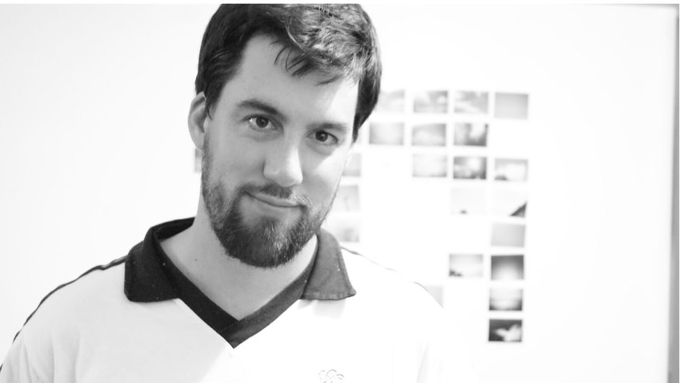 Martín Felipe Castagnet, argentino. Es traductor y doctor en Letras, editor asociado de la revista bilingüe The Buenos Aires Review y miembro del consejo editor de la revista Alkmene sobre literatura y traducción. Su novela "Los cuerpos del verano" (Factotum, 2012) ganó por unanimidad el Premio a la Joven Literatura Latinoamericana 2012 organizado por la Maison des Écrivains Étrangers et des Traducteurs de Saint-Nazaire, y por La Marelle, Villa des projets d’auteurs, Marsella, Francia. Fue traducida al francés (MEET, 2012) y al inglés (Dalkey Archive Press, 2017). Su segunda novela, "Los mantras modernos", salió publicada en abril de este año por la editorial Sigilo. Ha publicado diversos relatos en medios nacionales e internacionales. Martín Felipe Castagnet, argentino. Es traductor y doctor en Letras, editor asociado de la revista bilingüe The Buenos Aires Review y miembro del consejo editor de la revista Alkmene sobre literatura y traducción. Su novela "Los cuerpos del verano" (Factotum, 2012) ganó por unanimidad el Premio a la Joven Literatura Latinoamericana 2012 organizado por la Maison des Écrivains Étrangers et des Traducteurs de Saint-Nazaire, y por La Marelle, Villa des projets d’auteurs, Marsella, Francia. Fue traducida al francés (MEET, 2012) y al inglés (Dalkey Archive Press, 2017). Su segunda novela, "Los mantras modernos", salió publicada en abril de este año por la editorial Sigilo. Ha publicado diversos relatos en medios nacionales e internacionales.