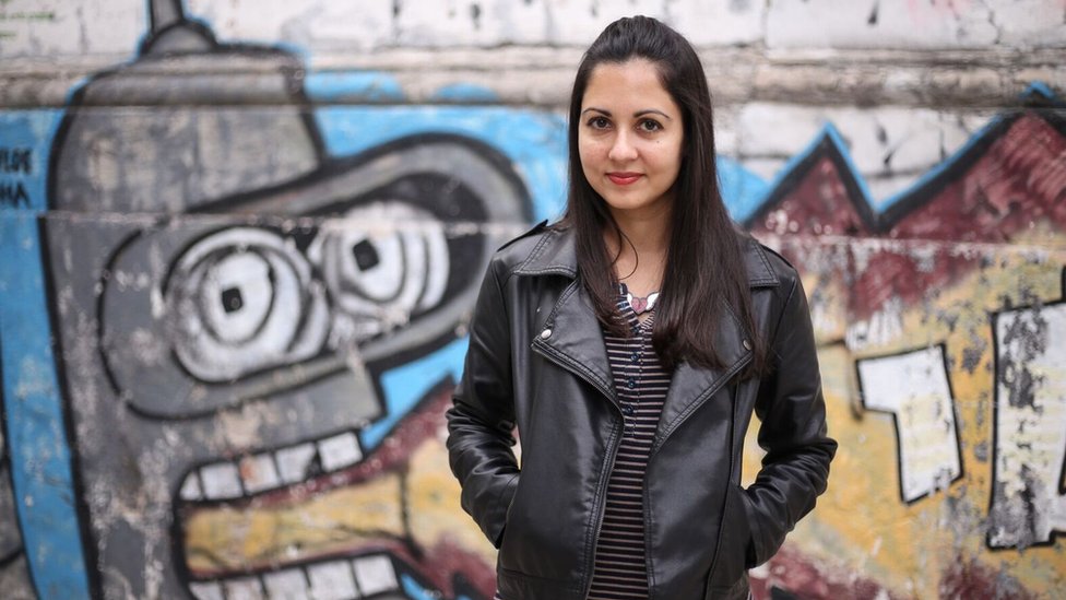 Liliana Colanzi, boliviana. Ha publicado los libros de cuentos "Vacaciones permanentes" (El Cuervo, 2010) y "Nuestro mundo muerto" (Almadía, 2016) y la selección de relatos "La ola" (Montacerdos, 2014). "Nuestro mundo muerto" está siendo traducido al inglés, francés e italiano. Coeditó la antología de no-ficción "Conductas erráticas" (Alfaguara, 2009) y editó la antología de cuentos "Mesías/Messiah" (Traviesa, 2013). Ganó el premio de literatura Aura Estrada, México, 2015. Ha colaborado en medios como Granta, Letras Libres, El País, The White Review y El Deber. Reside en Ithaca, Nueva York, y es profesora de literatura latinoamericana en la universidad de Cornell. Liliana Colanzi, boliviana. Ha publicado los libros de cuentos "Vacaciones permanentes" (El Cuervo, 2010) y "Nuestro mundo muerto" (Almadía, 2016) y la selección de relatos "La ola" (Montacerdos, 2014). "Nuestro mundo muerto" está siendo traducido al inglés, francés e italiano. Coeditó la antología de no-ficción "Conductas erráticas" (Alfaguara, 2009) y editó la antología de cuentos "Mesías/Messiah" (Traviesa, 2013). Ganó el premio de literatura Aura Estrada, México, 2015. Ha colaborado en medios como Granta, Letras Libres, El País, The White Review y El Deber. Reside en Ithaca, Nueva York, y es profesora de literatura latinoamericana en la universidad de Cornell.