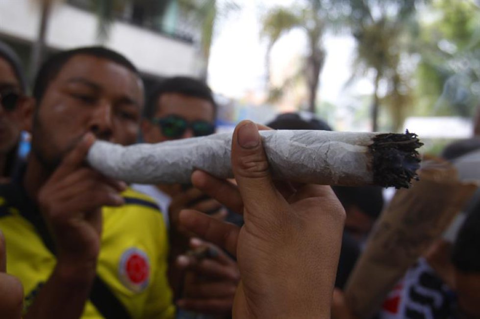 Activistas, en Medellín (Colombia), marcharon a favor del consumo del cannabis; para pedir que sea legal utilizarla tanto para fines medicinales, como recreativos. Activistas, en Medellín (Colombia), marcharon a favor del consumo del cannabis; para pedir que sea legal utilizarla tanto para fines medicinales, como recreativos.