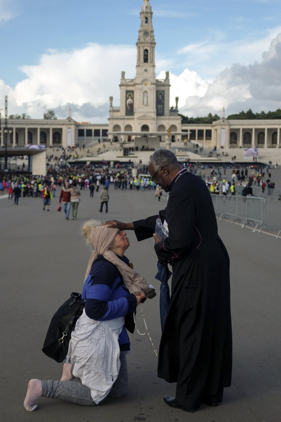Sacerdotes provenientes de varios lugares del mundo también han llegado hasta fátima para la ocasión especial. Sacerdotes provenientes de varios lugares del mundo también han llegado hasta fátima para la ocasión especial.