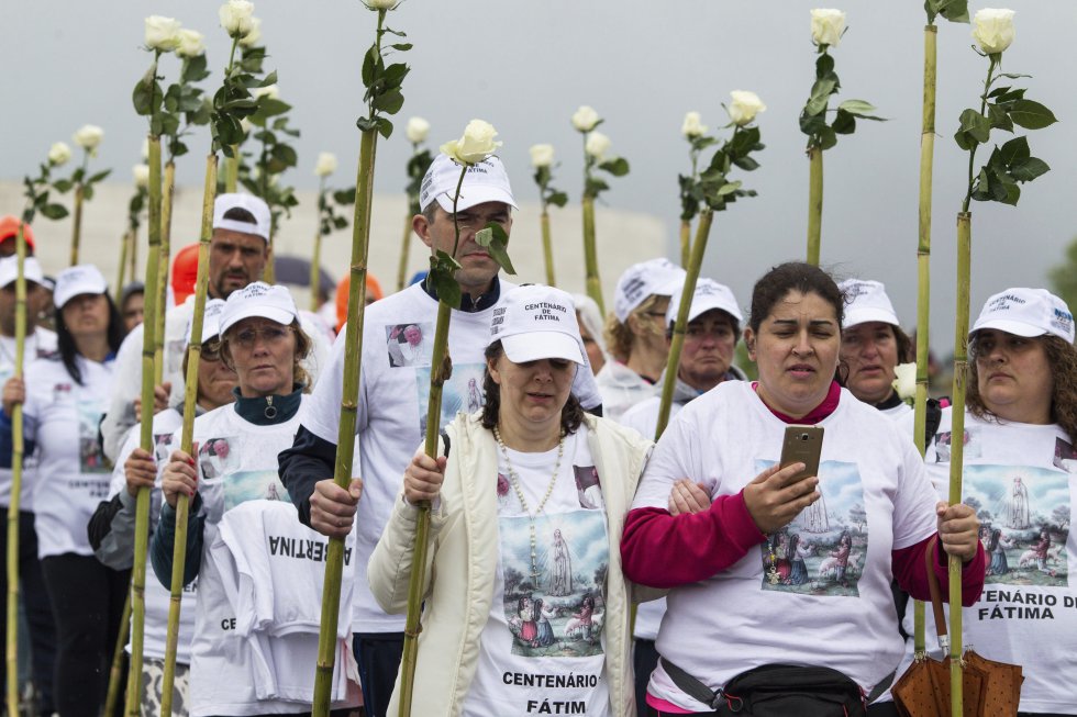 Con rosas blancas también se celebra el centenario de la aparición de la virgen a tres pastorcitos portugueses. Con rosas blancas también se celebra el centenario de la aparición de la virgen a tres pastorcitos portugueses.