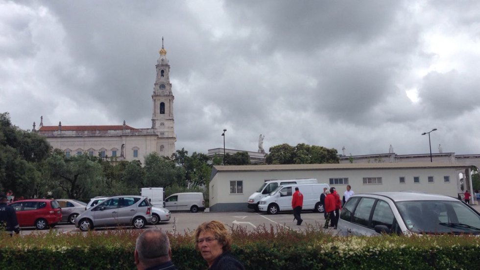 El sumo pontífice realiza la visita para conmemorar los 100 años de la aparición de la Virgen. El sumo pontífice realiza la visita para conmemorar los 100 años de la aparición de la Virgen.