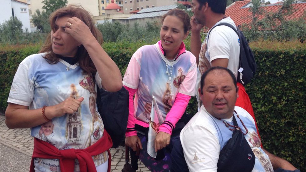 El sumo pontífice realiza la visita para conmemorar los 100 años de la aparición de la Virgen. El sumo pontífice realiza la visita para conmemorar los 100 años de la aparición de la Virgen.