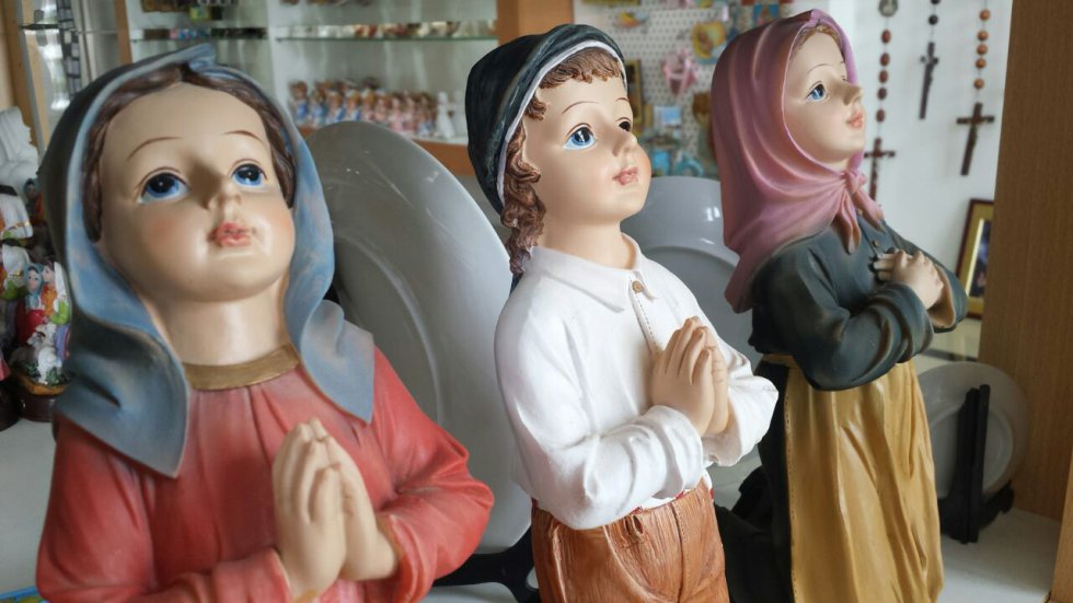 El sumo pontífice realiza la visita para conmemorar los 100 años de la aparición de la Virgen. El sumo pontífice realiza la visita para conmemorar los 100 años de la aparición de la Virgen.