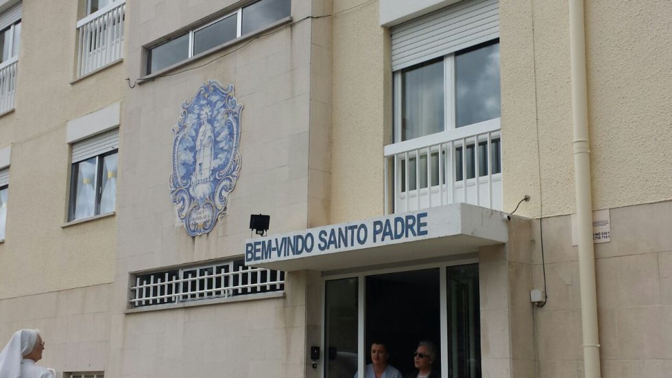 El sumo pontífice realiza la visita para conmemorar los 100 años de la aparición de la Virgen. El sumo pontífice realiza la visita para conmemorar los 100 años de la aparición de la Virgen.