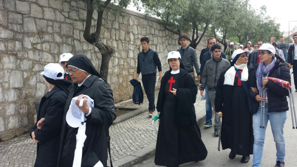 El sumo pontífice realiza la visita para conmemorar los 100 años de la aparición de la Virgen. El sumo pontífice realiza la visita para conmemorar los 100 años de la aparición de la Virgen.