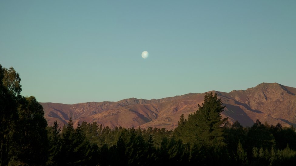 Emily Cross: "Tomé esta foto en unas montañas que se encuentran en Otago, una región en el sur de Nueva Zelanda. El Sol se ocultaba y proyectaba una tonalidad rosa en las colinas y los bosques del lugar. Una luna brillante empezaba a salir, convirtiéndose en el centro del paisaje. Un plácido momento que invitaba a disfrutar de la Madre Naturaleza". Emily Cross: "Tomé esta foto en unas montañas que se encuentran en Otago, una región en el sur de Nueva Zelanda. El Sol se ocultaba y proyectaba una tonalidad rosa en las colinas y los bosques del lugar. Una luna brillante empezaba a salir, convirtiéndose en el centro del paisaje. Un plácido momento que invitaba a disfrutar de la Madre Naturaleza".
