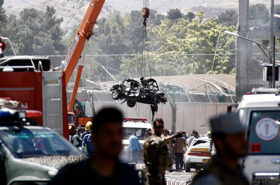 Un pequeño camión repleto de explosivos saltó por los aires a pocos metros de la entrada a la zona de seguridad de la capital afgana, cerca de la plaza Zanbaq y de la Embajada de Alemania. Un pequeño camión repleto de explosivos saltó por los aires a pocos metros de la entrada a la zona de seguridad de la capital afgana, cerca de la plaza Zanbaq y de la Embajada de Alemania.