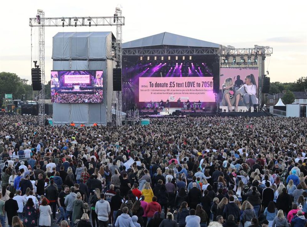 Ariana Grande cantó junto a Victoria Monet e intervino en otra actuación con los Black Eye Peas. También cantaron otros artistas como Marcus Mumford de Mumford And Sons, Take That, con Robbie Williams, Pharrell Williams y Miley Cyrus. Ariana Grande cantó junto a Victoria Monet e intervino en otra actuación con los Black Eye Peas. También cantaron otros artistas como Marcus Mumford de Mumford And Sons, Take That, con Robbie Williams, Pharrell Williams y Miley Cyrus.