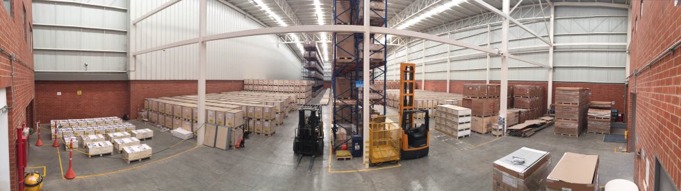 Inicialmente, se organizan los materiales de construcción en grandes bodegas de distribución. Inicialmente, se organizan los materiales de construcción en grandes bodegas de distribución.