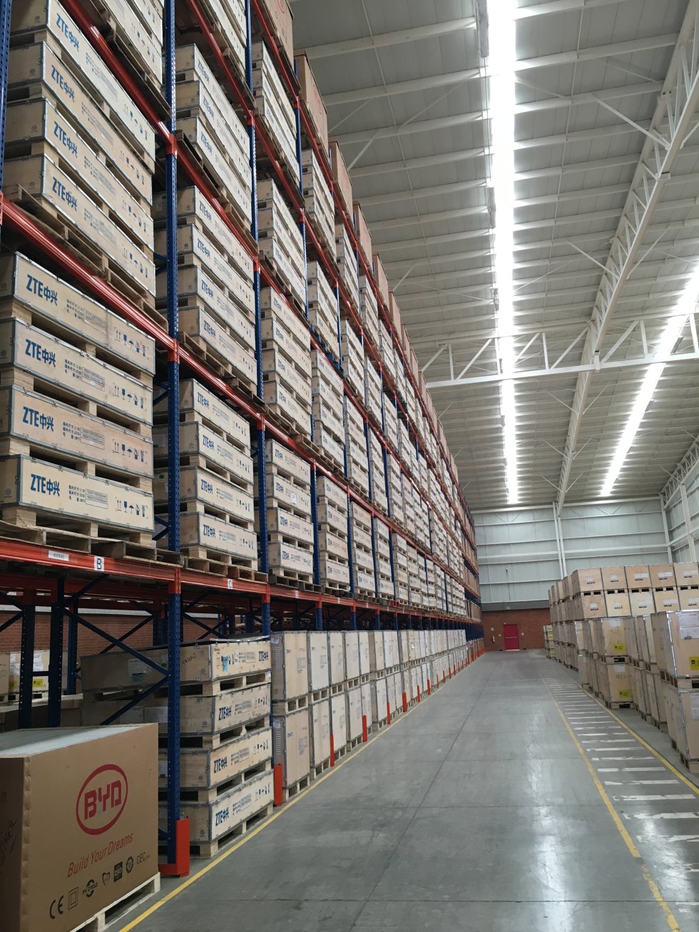 En grandes bodegas, como esta de Bogotá, se almacenan grandes cantidades de materia prima como antenas de telecomunicaciones, baterías y paneles solares. En grandes bodegas, como esta de Bogotá, se almacenan grandes cantidades de materia prima como antenas de telecomunicaciones, baterías y paneles solares.
