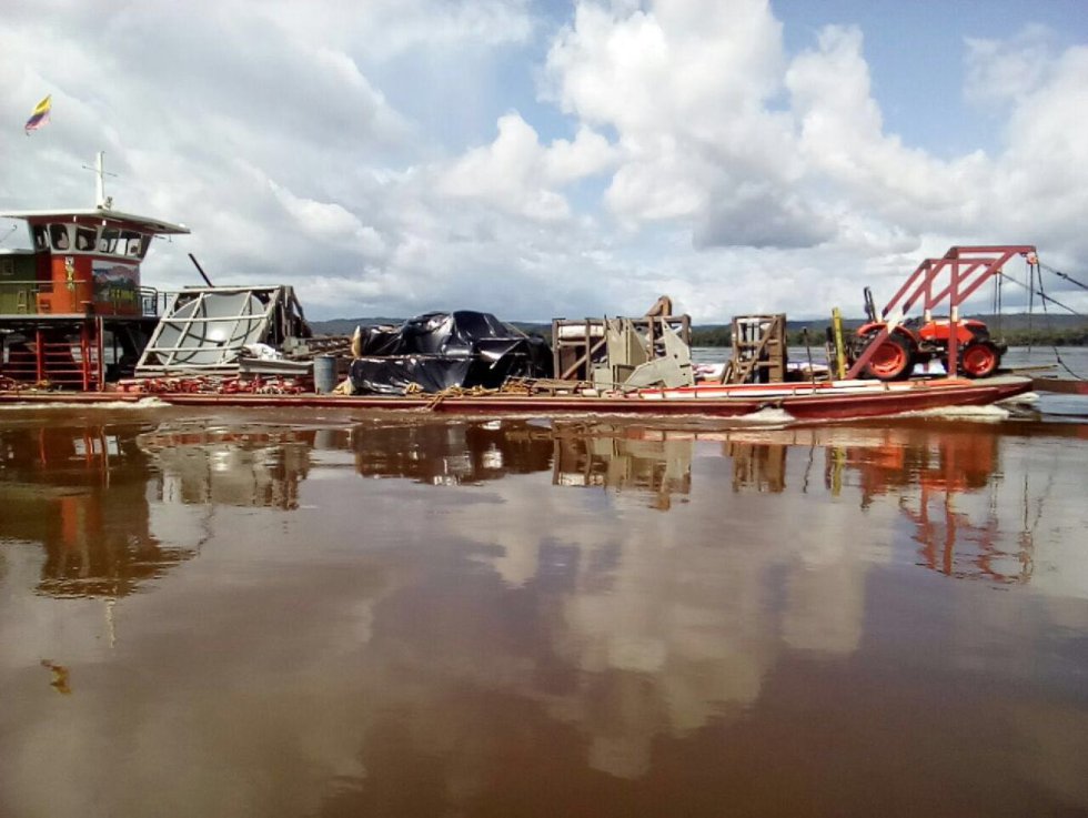 Lugares como Puerto Inírida, en Guainía, requieren de este tipo de precauciones en el transporte de cables y demás materiales para protegerlos de la humedad. Lugares como Puerto Inírida, en Guainía, requieren de este tipo de precauciones en el transporte de cables y demás materiales para protegerlos de la humedad.