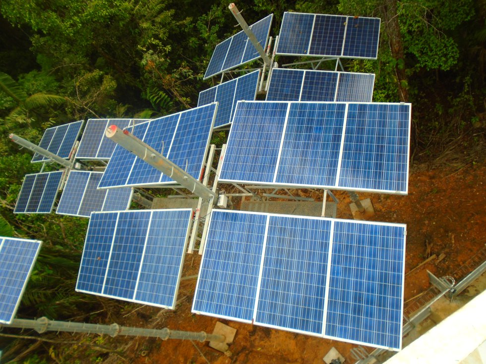 La energía que utilizan estos puntos Vive Digital es totalmente amigable con el ambiente. En cada torre se instalan paneles solares para el flujo de energía. La energía que utilizan estos puntos Vive Digital es totalmente amigable con el ambiente. En cada torre se instalan paneles solares para el flujo de energía.