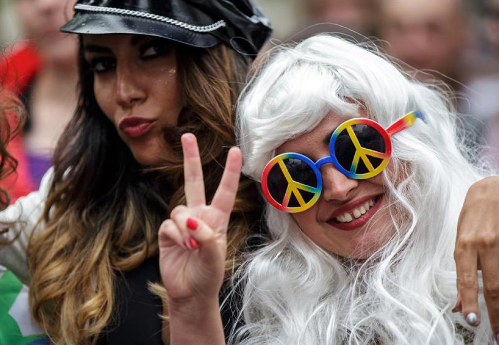 Este año se realiza el Vienna Pride más largo (10 días, del 9 al 18 de junio). Durante estos días, personas de la comunidad LGTBI de Austria se reúnen en la capital para celebrar la tolerancia y el respeto. Junio es el mes del Orgullo Gay. Este año se realiza el Vienna Pride más largo (10 días, del 9 al 18 de junio). Durante estos días, personas de la comunidad LGTBI de Austria se reúnen en la capital para celebrar la tolerancia y el respeto. Junio es el mes del Orgullo Gay.